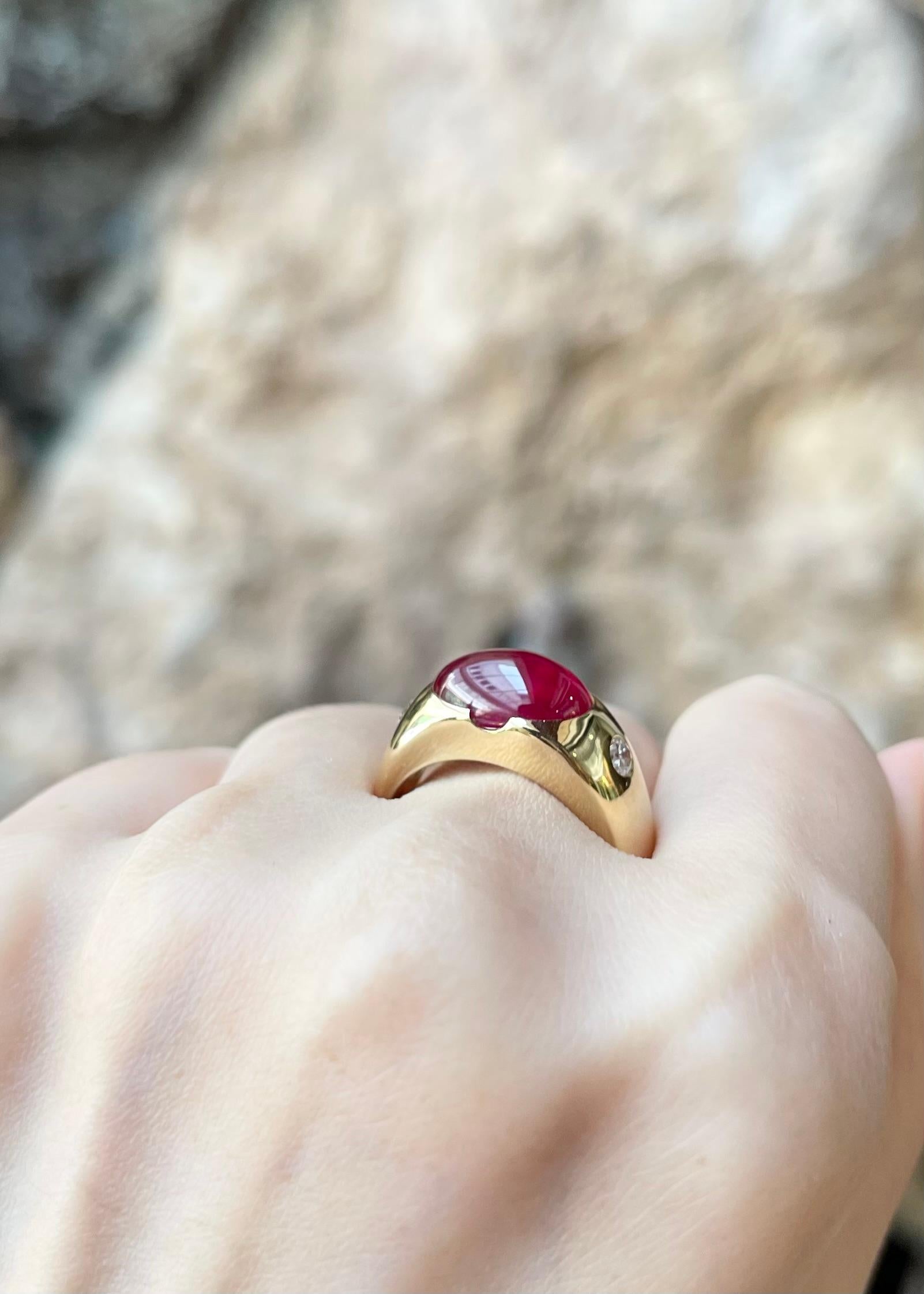 Cabochon-Rubin mit Diamantring in 18 Karat Gold gefasst im Angebot 1