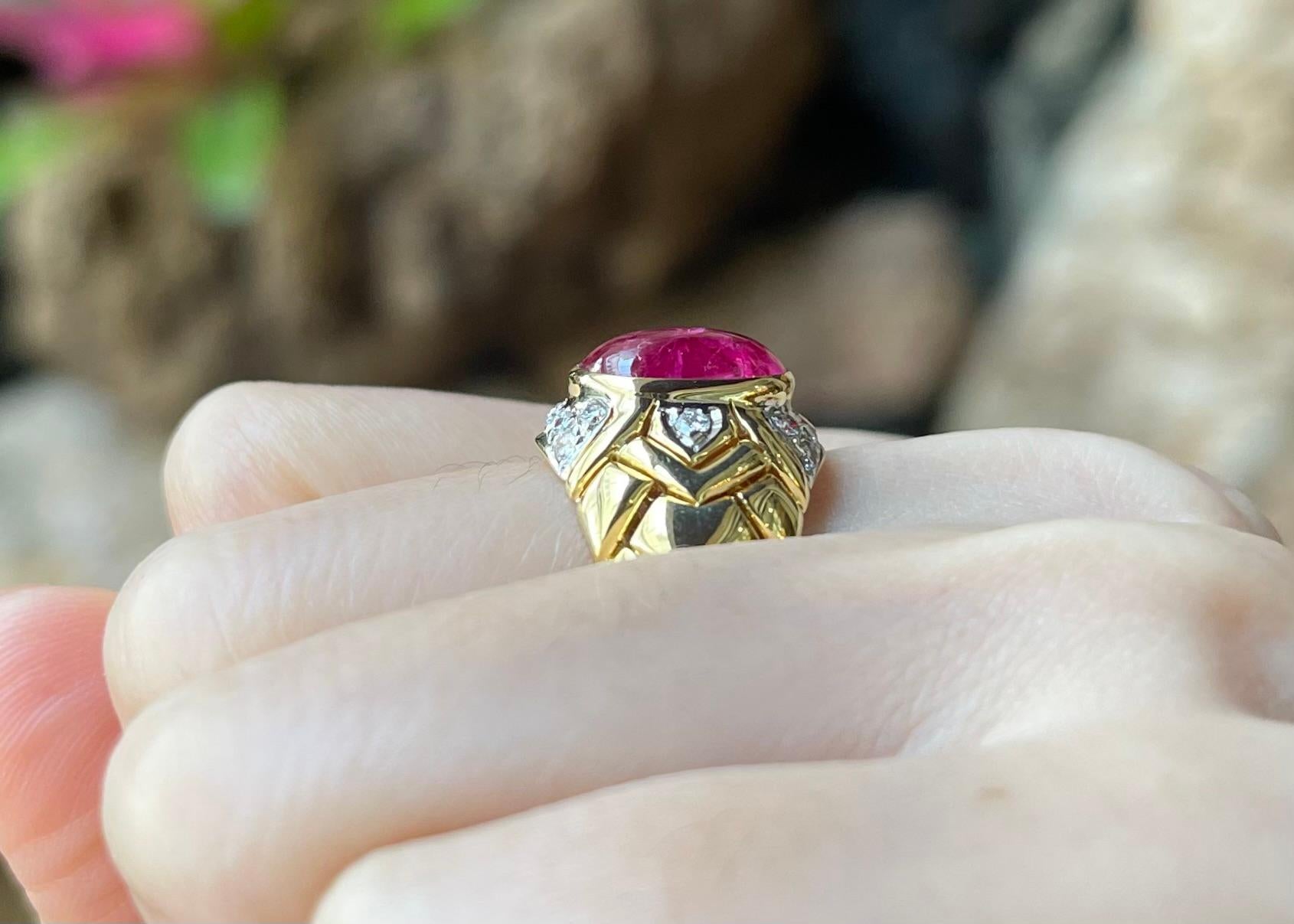 Cabochon-Rubin mit Diamantring in 18 Karat Gold gefasst im Angebot 2