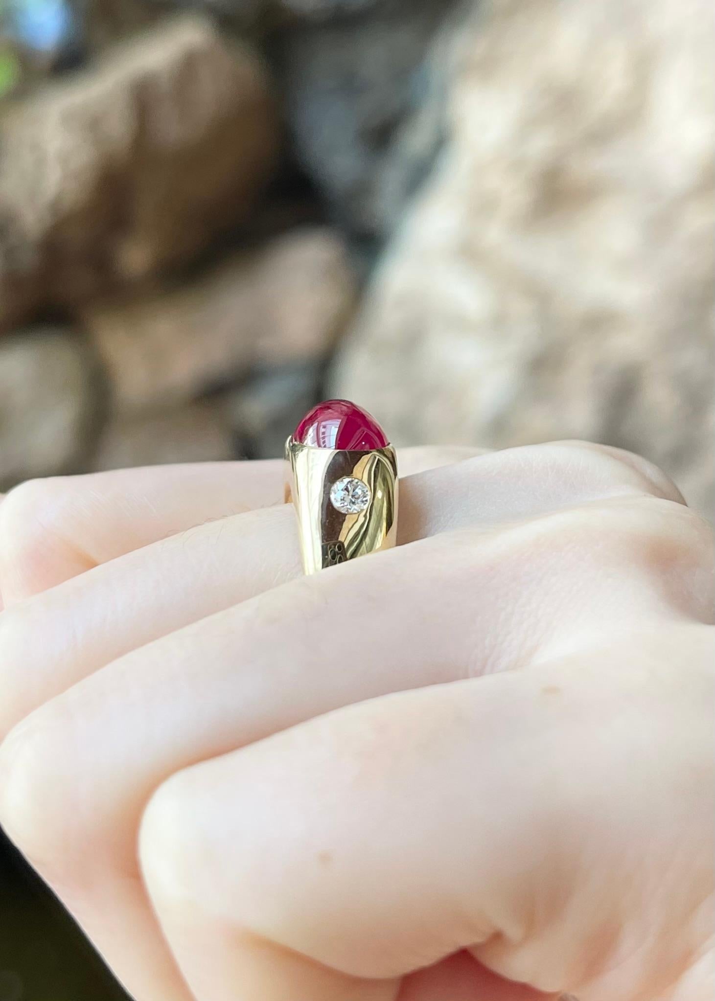 Cabochon-Rubin mit Diamantring in 18 Karat Gold gefasst im Angebot 2