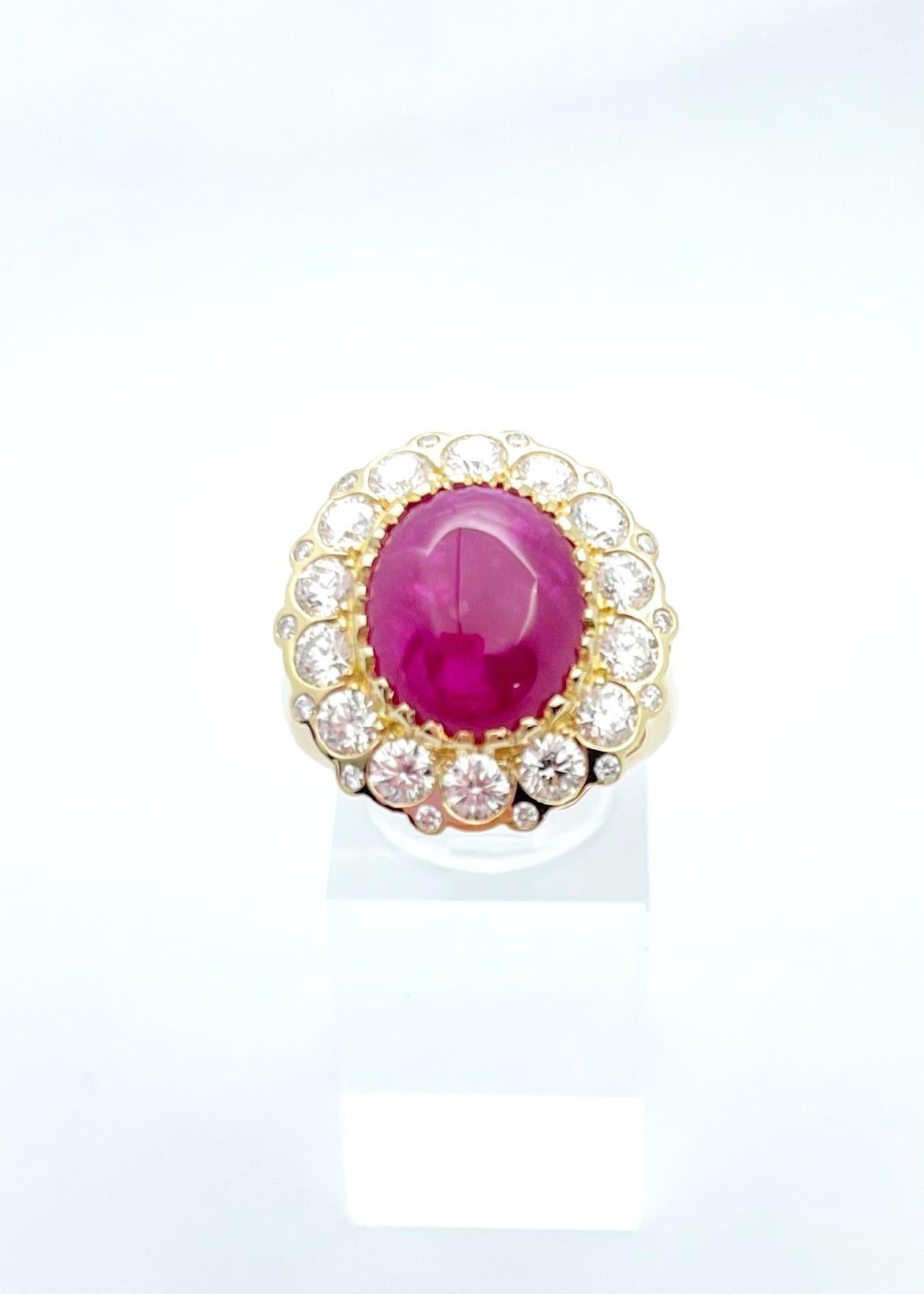 Bague en or 18K sertie de rubis cabochon et de diamants en vente 2
