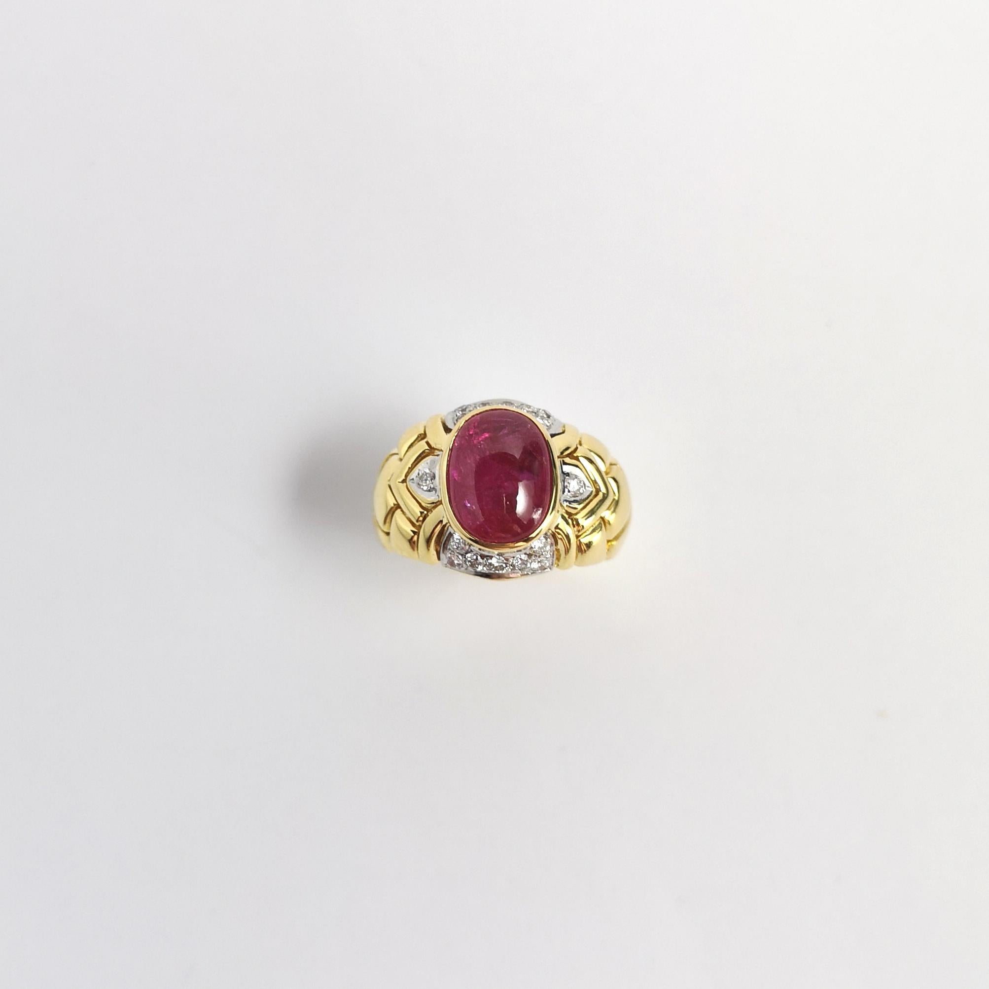 Cabochon-Rubin mit Diamantring in 18 Karat Gold gefasst im Angebot 3