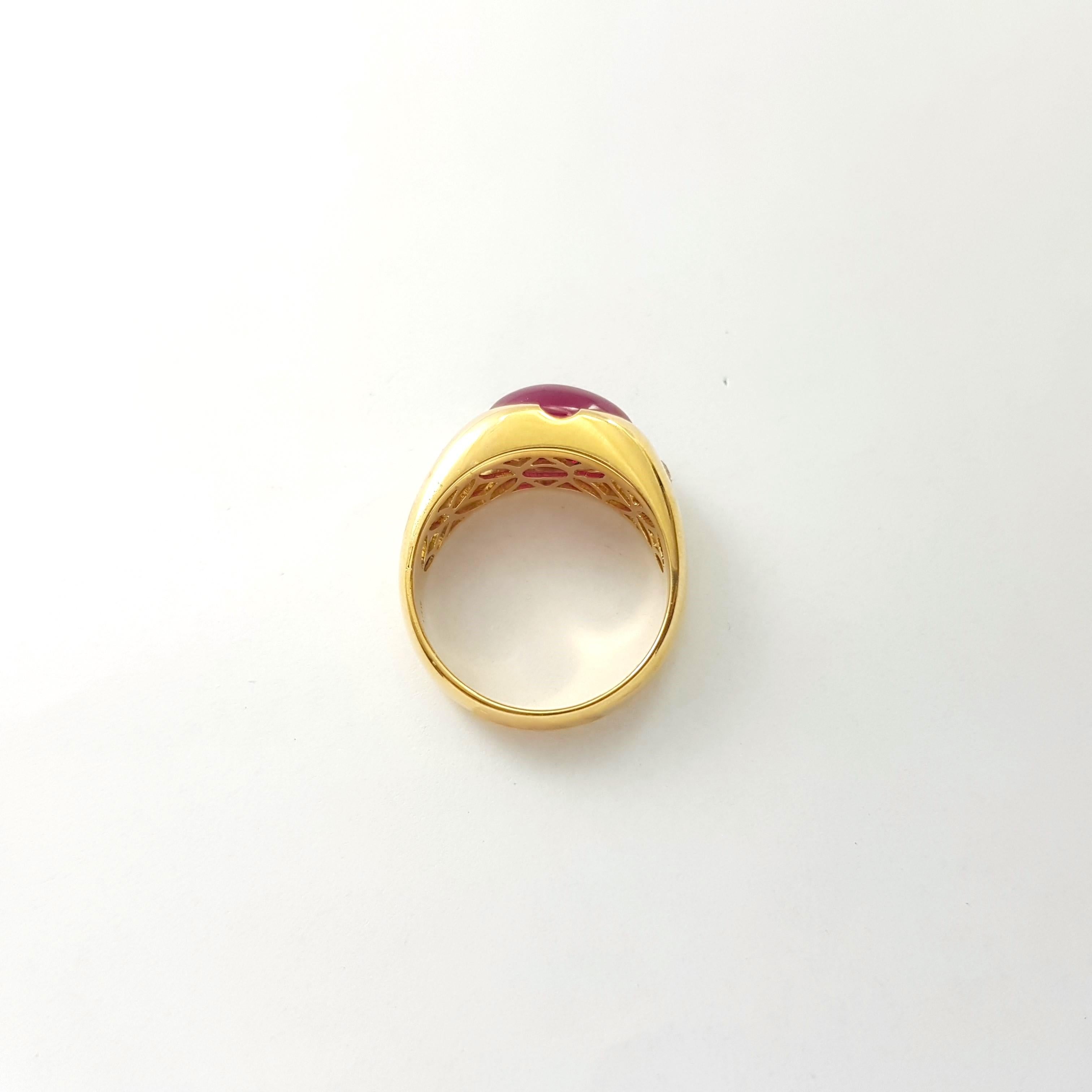 Cabochon-Rubin mit Diamantring in 18 Karat Gold gefasst im Angebot 3