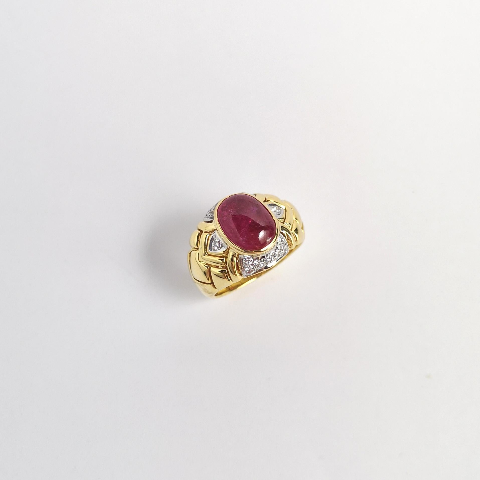 Cabochon-Rubin mit Diamantring in 18 Karat Gold gefasst im Angebot 4