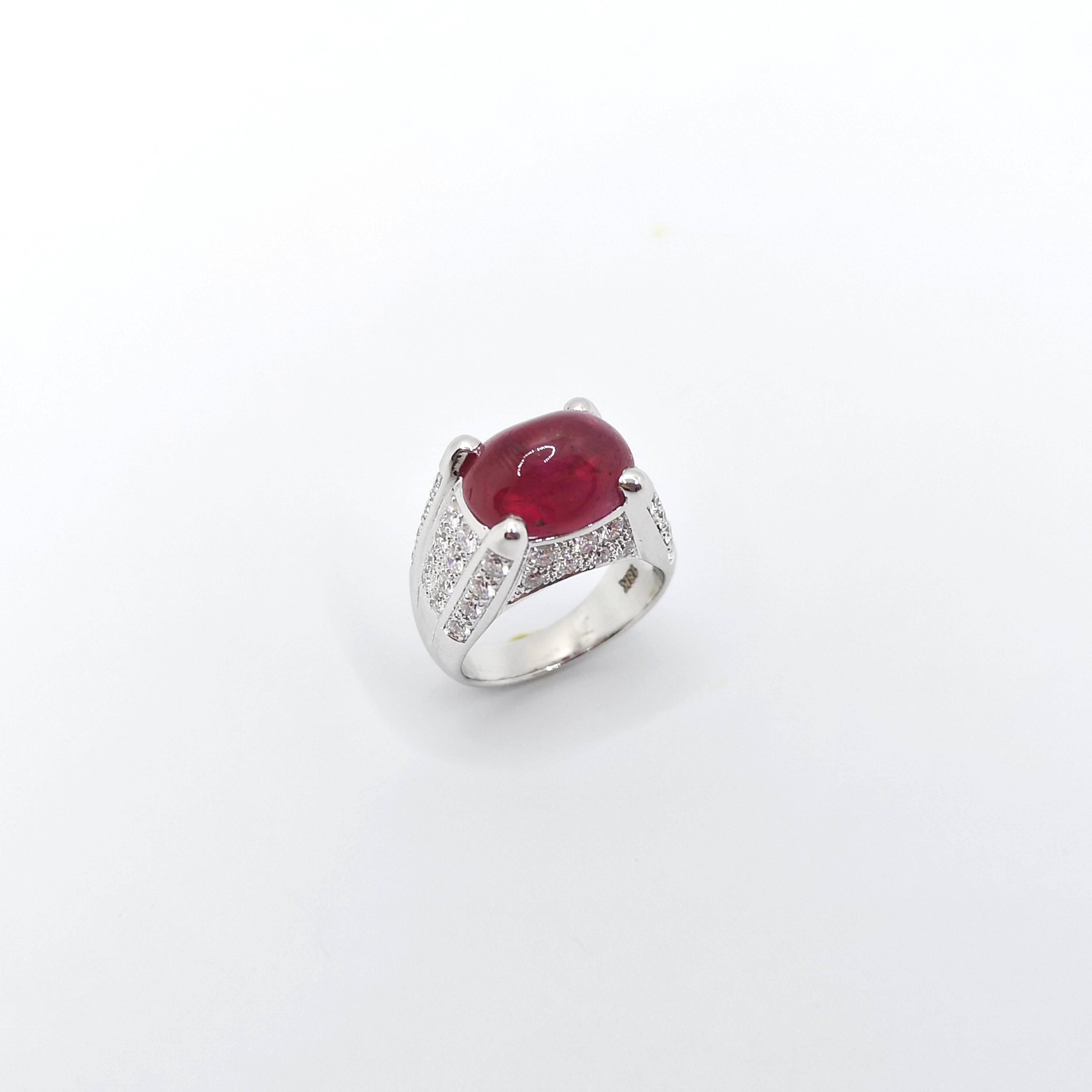 Cabochon Rubin mit Diamantring in 18K Weißgoldfassung im Angebot 5