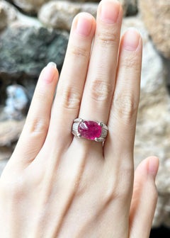 Anillo de Rubí Cabujón con Diamantes engastado en Oro Blanco de 18K