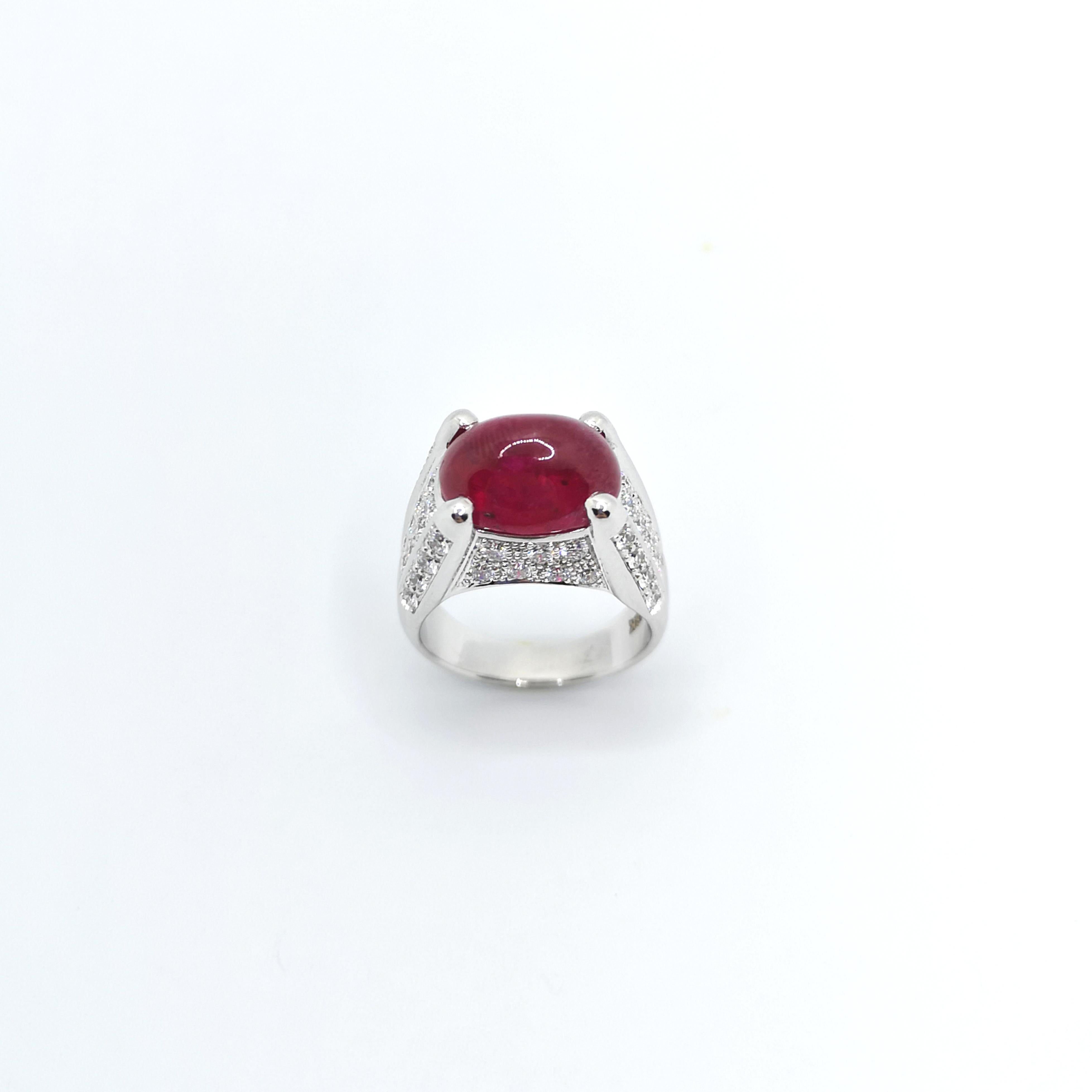 Cabochon Rubin mit Diamantring in 18K Weißgoldfassung im Angebot 3