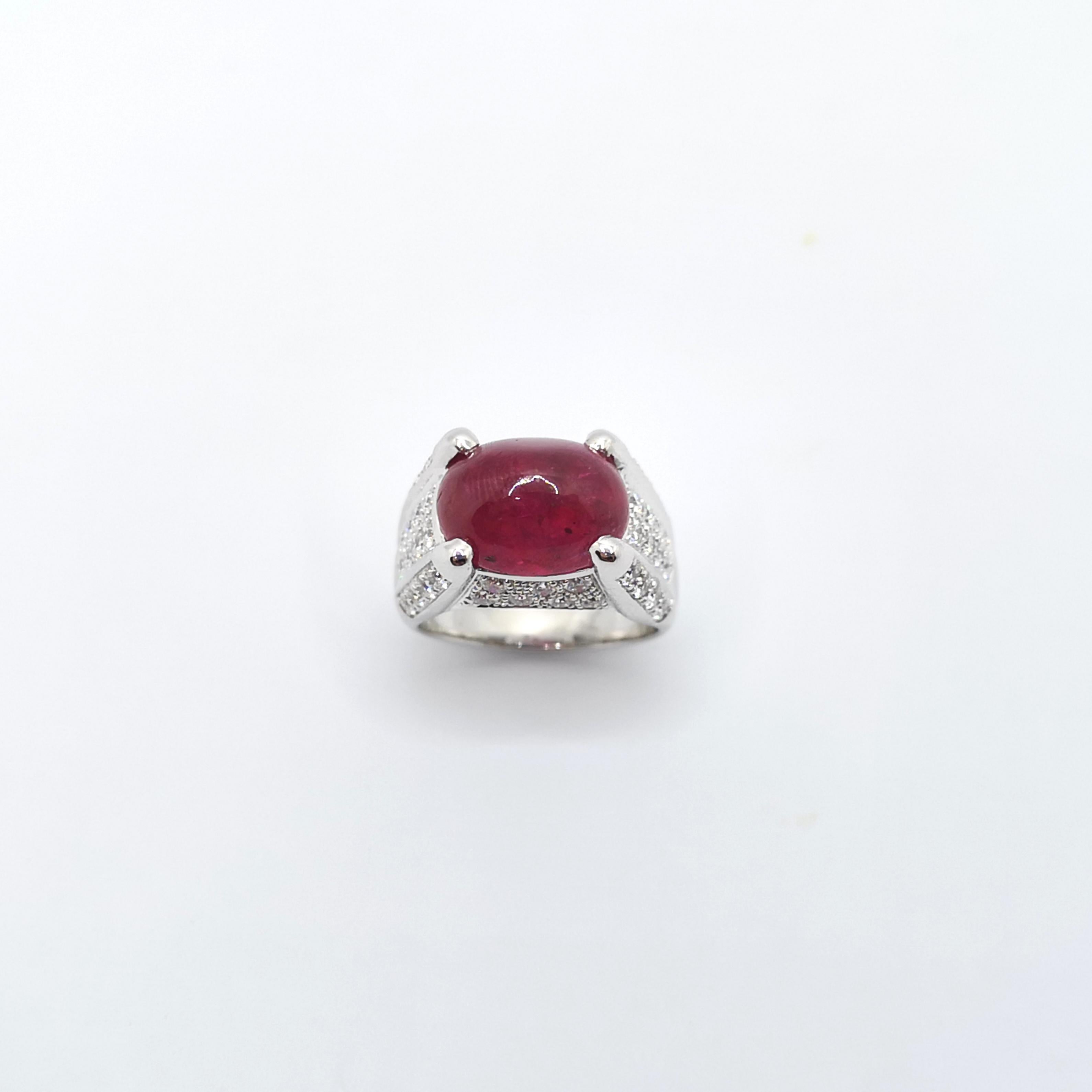 Cabochon Rubin mit Diamantring in 18K Weißgoldfassung im Angebot 4