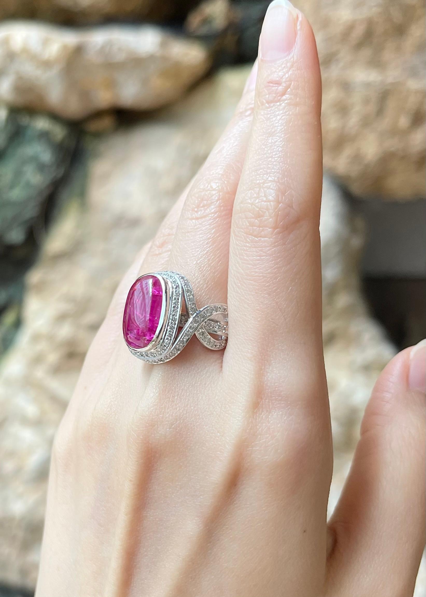 Anello con rubino cabochon e diamante incastonato in oro bianco 18 carati In condizioni Nuovo in vendita a Bangkok, TH