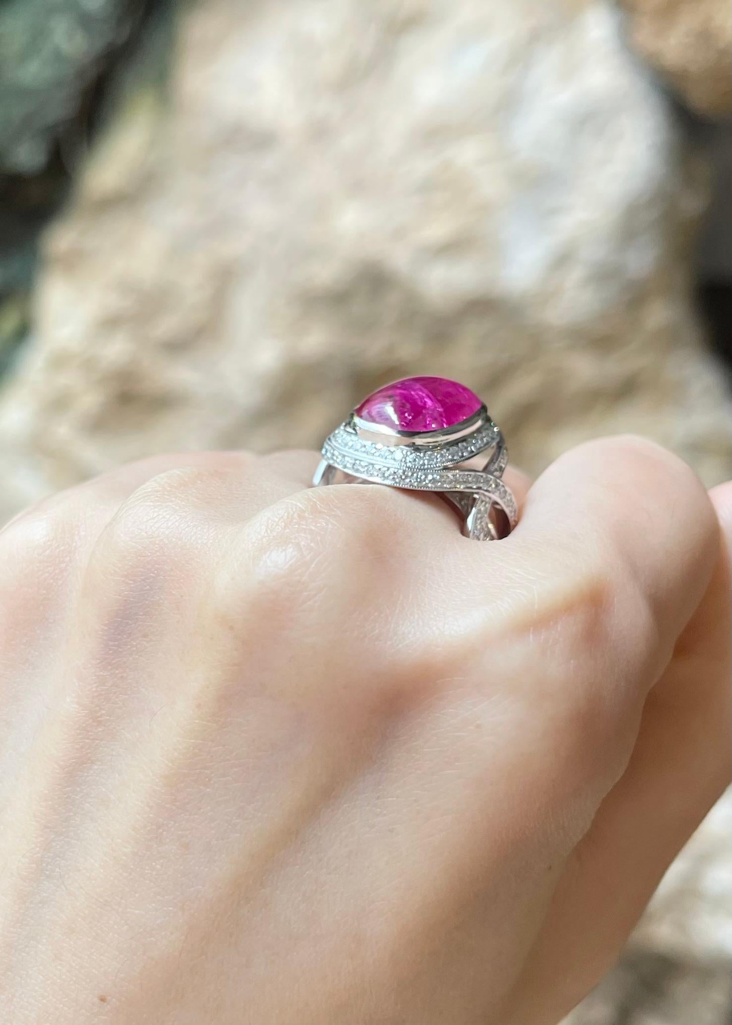 Donna Anello con rubino cabochon e diamante incastonato in oro bianco 18 carati in vendita