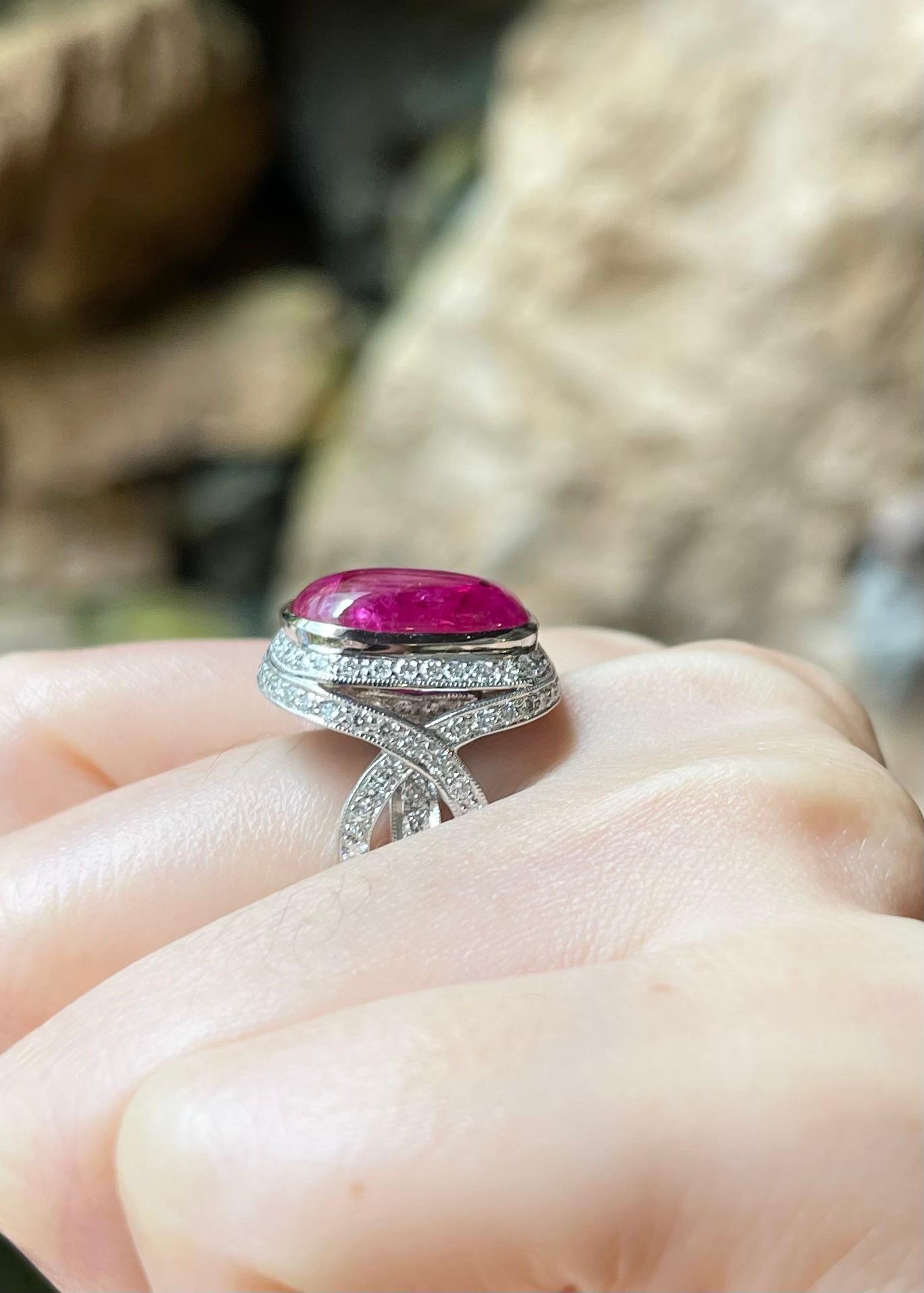 Anello con rubino cabochon e diamante incastonato in oro bianco 18 carati in vendita 1