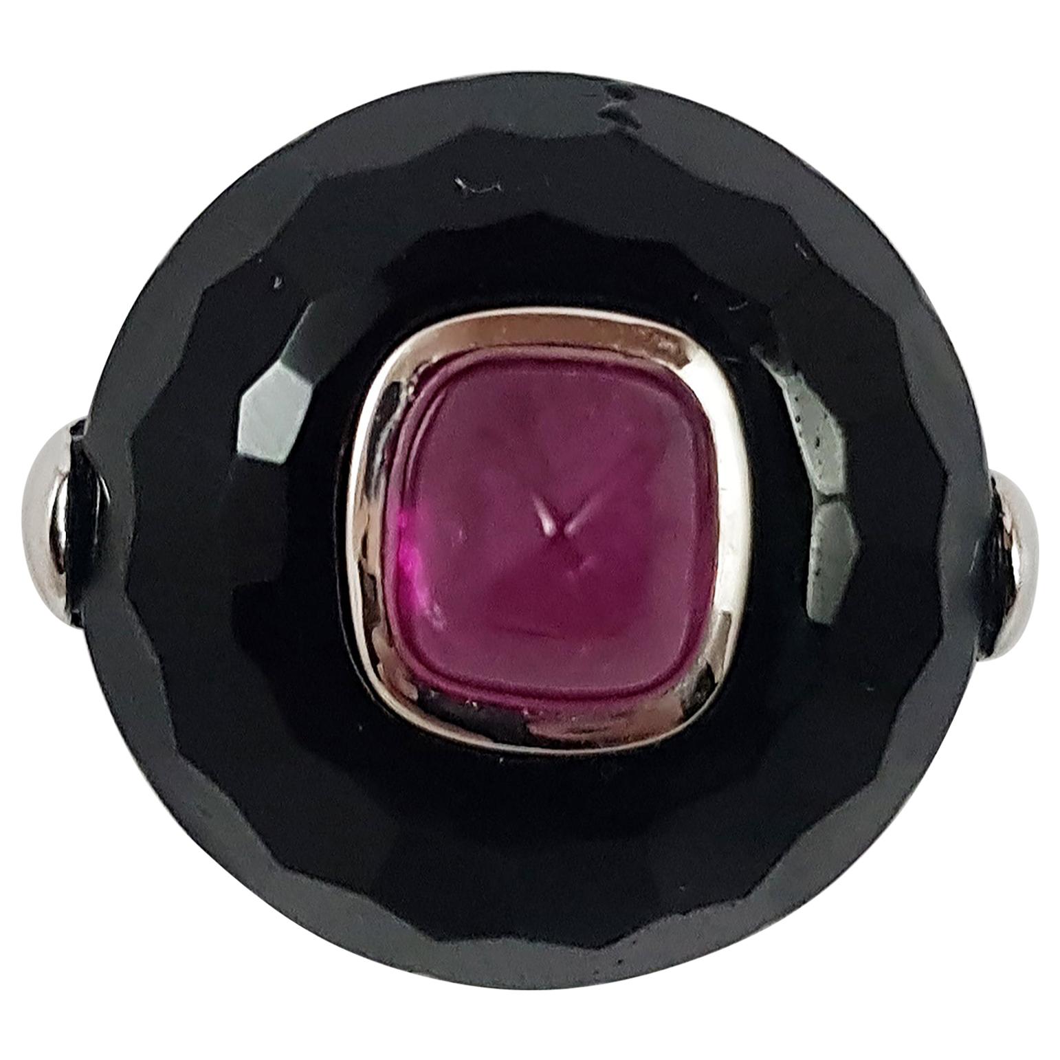 Bague en or blanc 18 carats sertie de rubis cabochon et d'onyx en vente