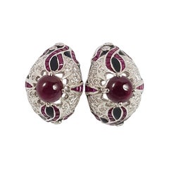 Boucles d'oreilles en or blanc 18 carats serties d'un cabochon de rubis, de rubis et de diamants