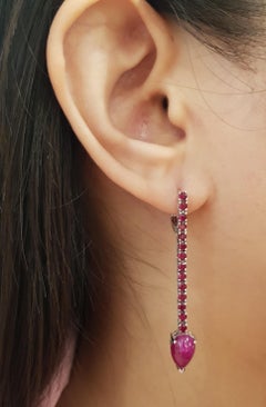 Cabochon-Rubin mit Rubin-Ohrringen in 18K Weißgoldfassung