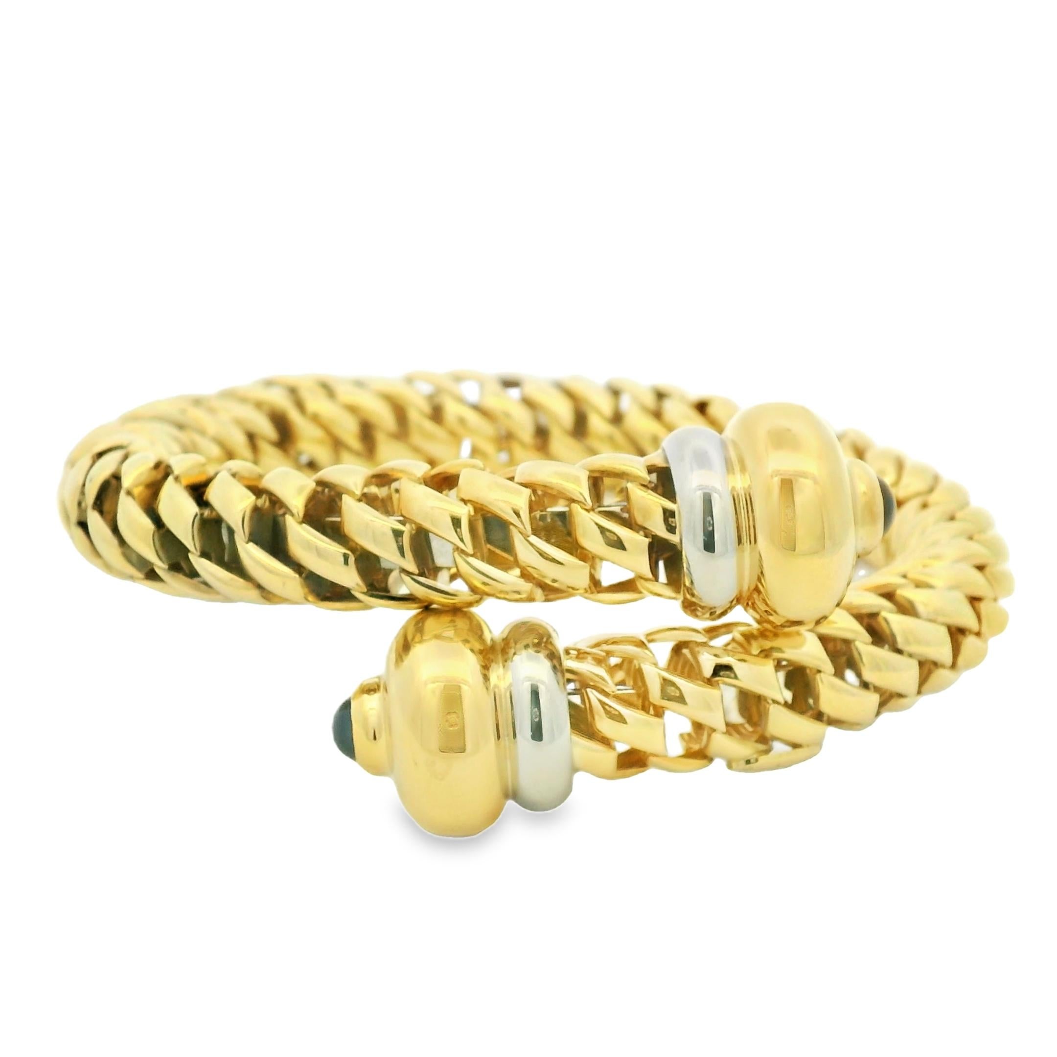 Pulsera brazalete con cabujón de zafiro en oro amarillo de 18 quilates

Estilo de pulsera: Pulsera de eslabones con cabujón de zafiro texturizado
Material: Oro amarillo y blanco de 18 quilates
Detalles de las piedras preciosas: Hay 2 zafiros cabujón