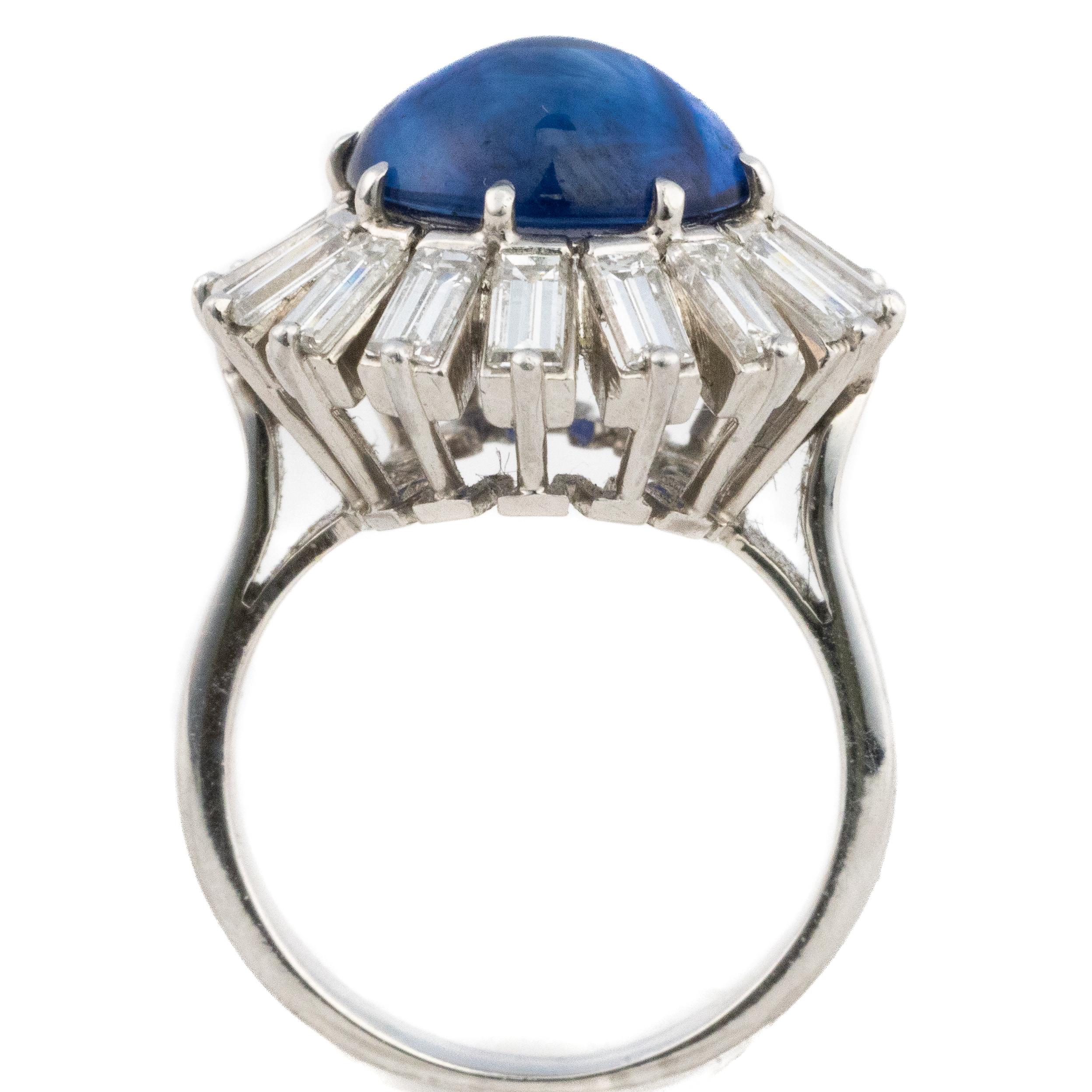 Bague saphir cabochon et diamant baguette Halo

Description :
Un saphir cabochon d'un bleu royal profond forme la pièce maîtresse de cette bague audacieuse, montée en or blanc 14 carats. Le saphir est entouré d'un halo radieux de diamants taille