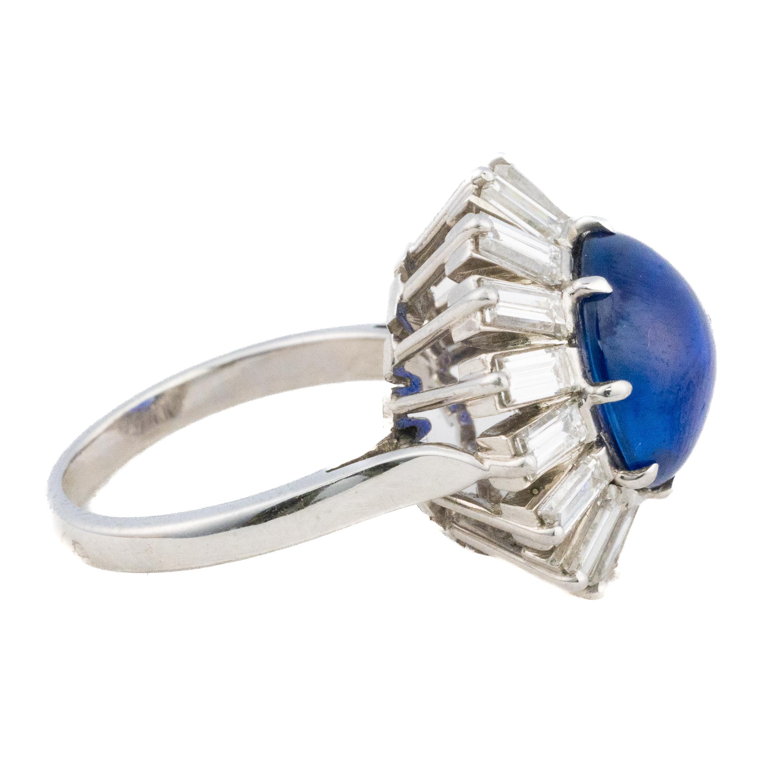 Rétro Bague saphir cabochon et diamant baguette Halo en vente