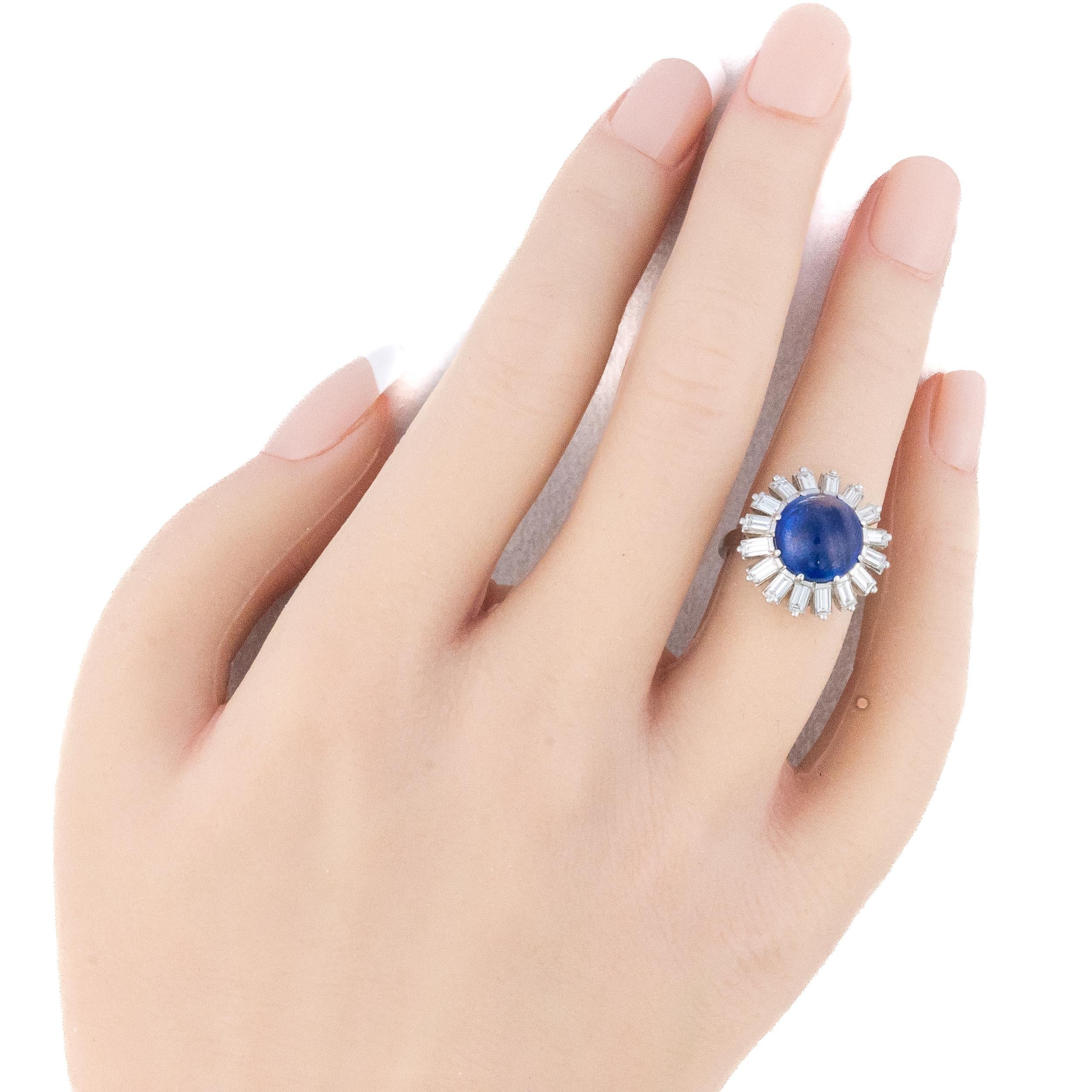 Taille baguette Bague saphir cabochon et diamant baguette Halo en vente