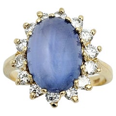 Anillo de Cóctel con Zafiro Cabujón y Halo de Diamantes en Oro Amarillo de 14 Kilates
