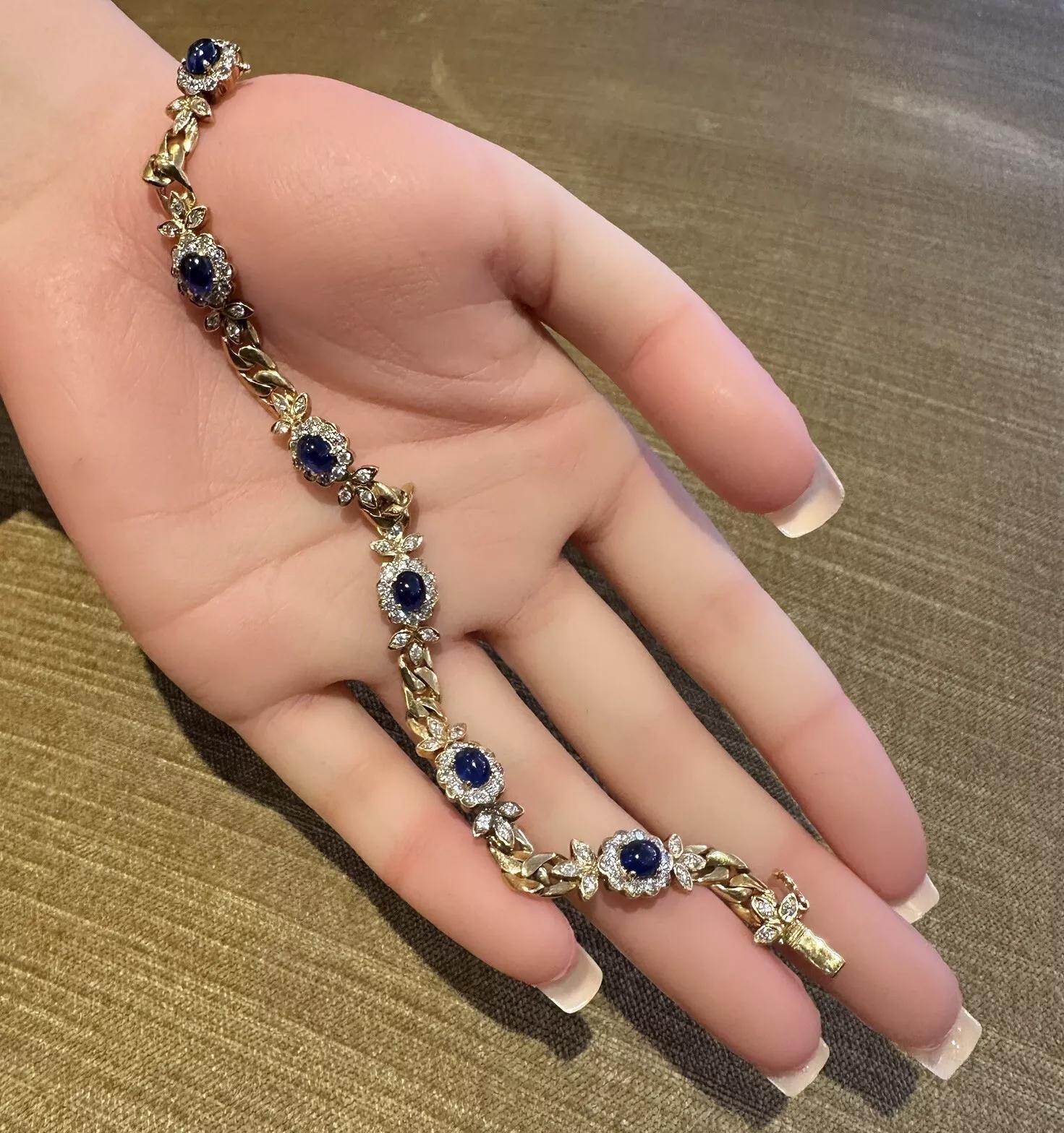 Bracelet à maillons en or jaune 18k avec saphir cabochon et diamant 

Le bracelet en saphir et diamant comprend 6 sections ovales en saphir et diamant, chaque section contenant un saphir bleu cabochon entouré de diamants ronds et brillants, avec une