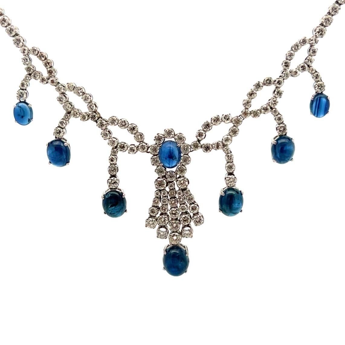 Collier saphir cabochon et diamant

 Collier en or blanc orné d'environ 192 diamants de taille ronde pesant environ 32 carats et de 8 saphirs cabochons.

Longueur approximative : 15.50