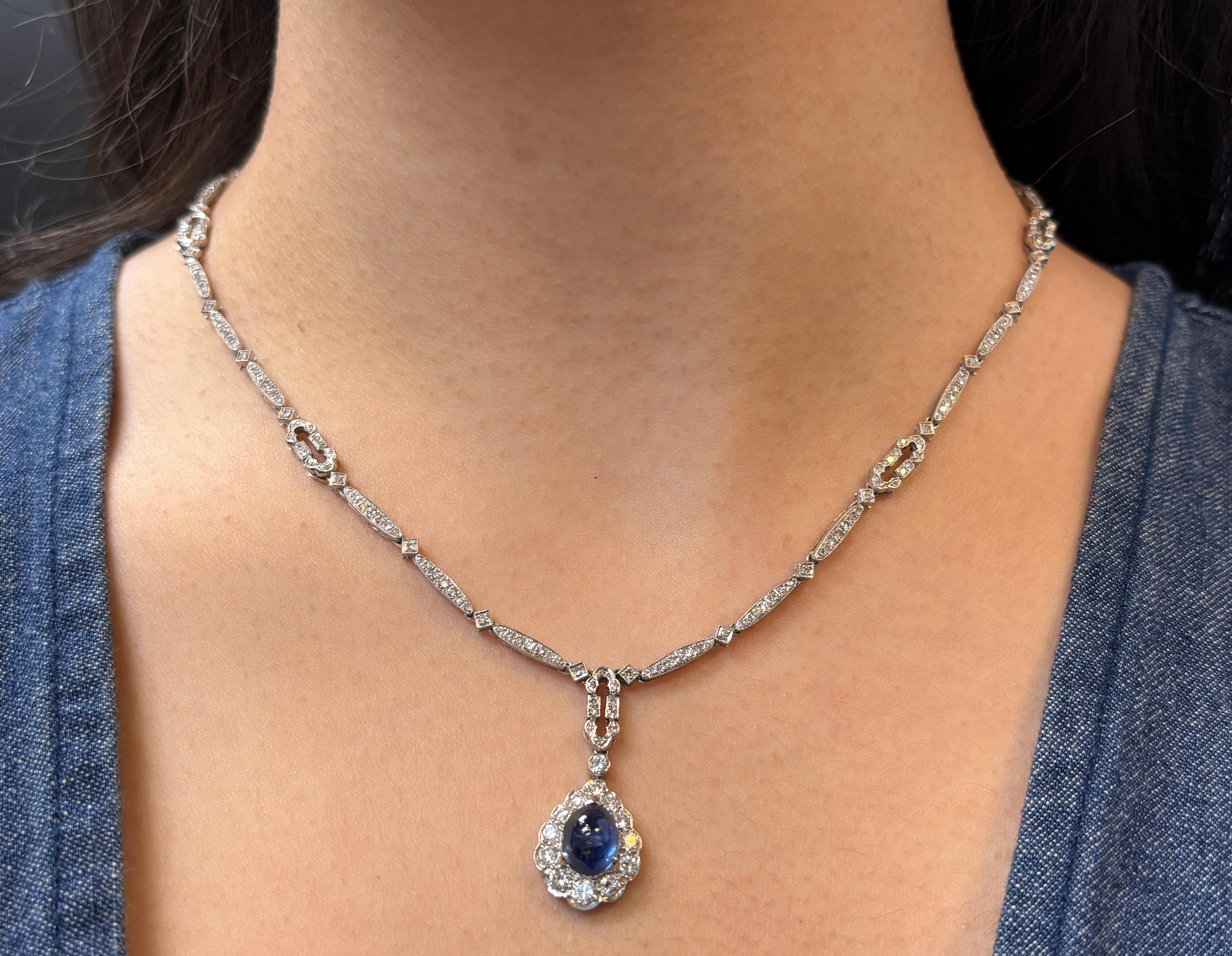 Cabochon-Halskette mit Saphir und Diamant

Eine Halskette aus Weißgold mit Diamanten im Rundschliff und einem Cabochon-Saphir. 

Ungefähre Länge: 18.25