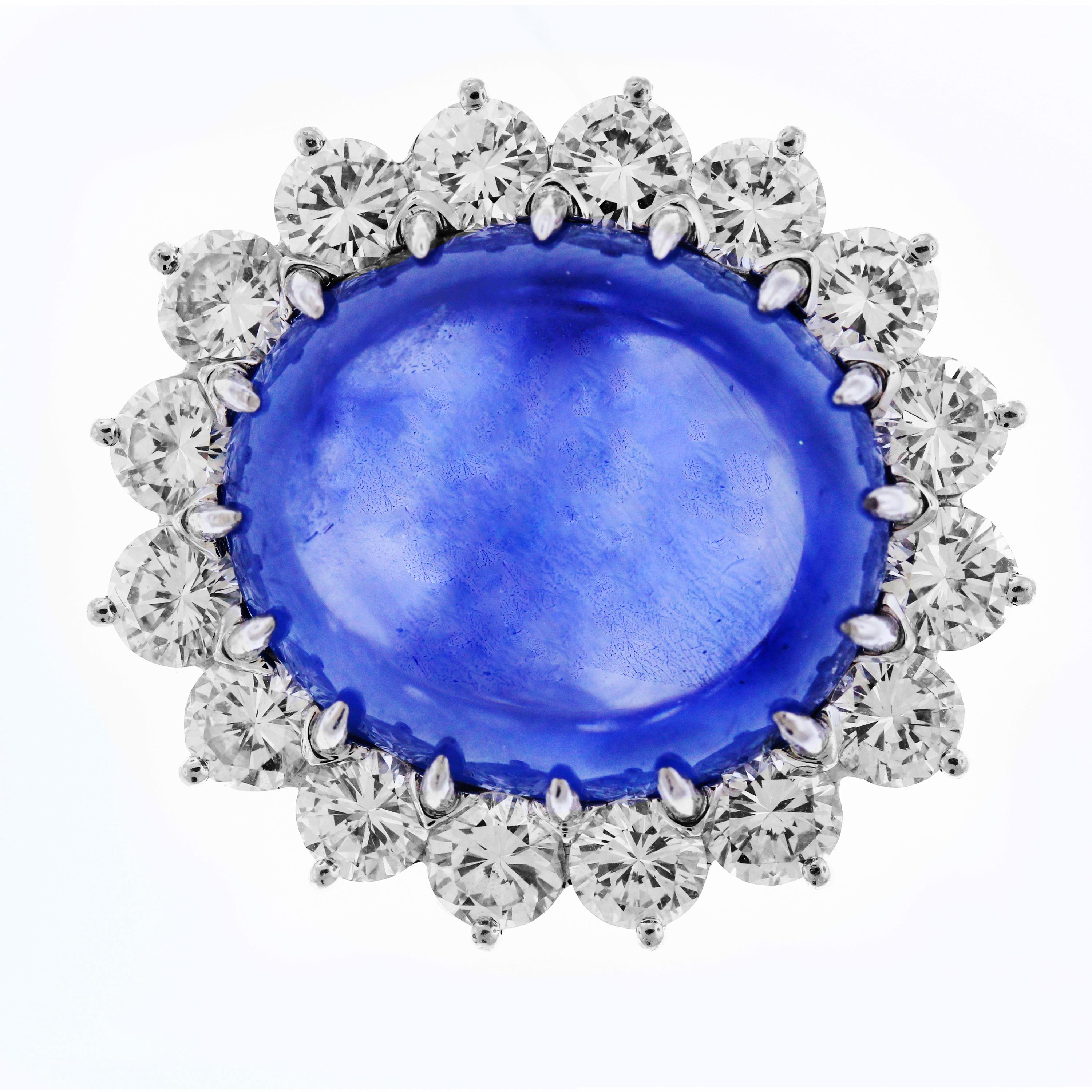 Platinring mit Cabochon-Saphir in der Mitte und Diamanten von höchster Qualität

Dieser Cabochon Saphir ist wirklich Top Edelstein Weltklasse mit wirklich bemerkenswerten Farbe und Klarheit

Der Saphir wiegt ca. 25 Karat und ist oval geschliffen.