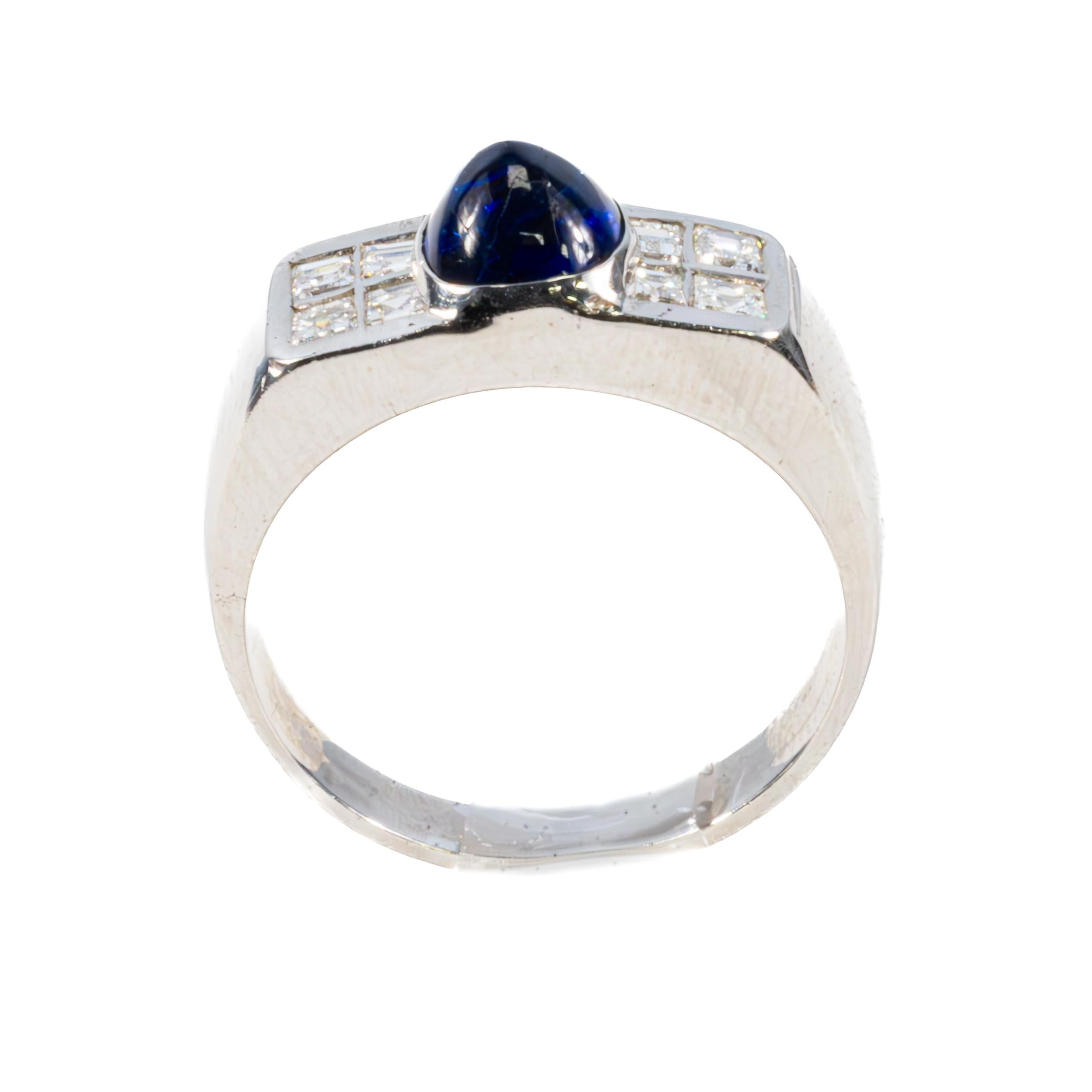 Anello con zaffiro cabochon e diamante in platino

Un anello con zaffiro e diamante straordinariamente audace e raffinato, che mette in mostra uno zaffiro cabochon di colore blu notte intenso, incastonato in un'elegante fascia di platino. Lo zaffiro