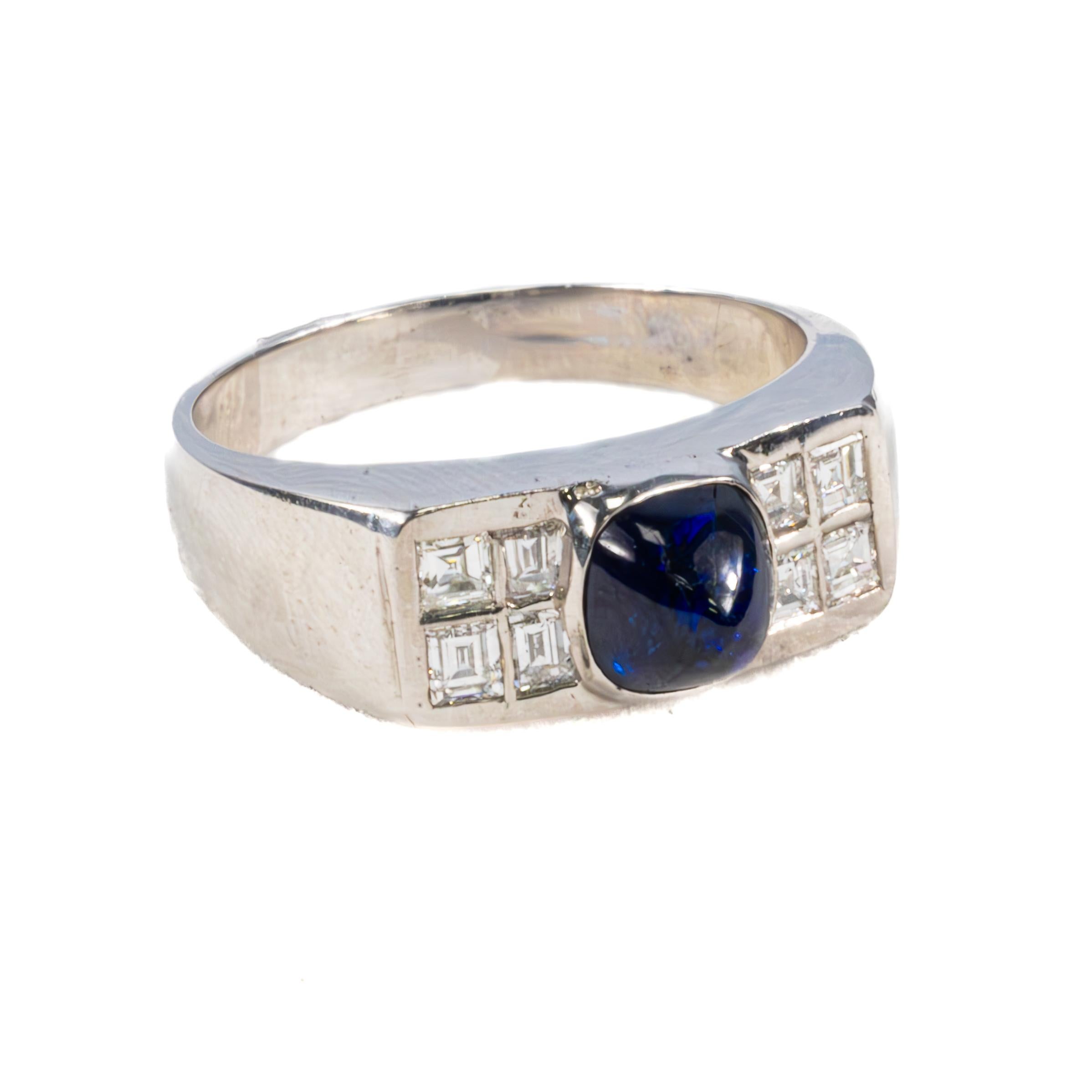 Rétro Anello con zaffiro cabochon e diamante in platino in vendita