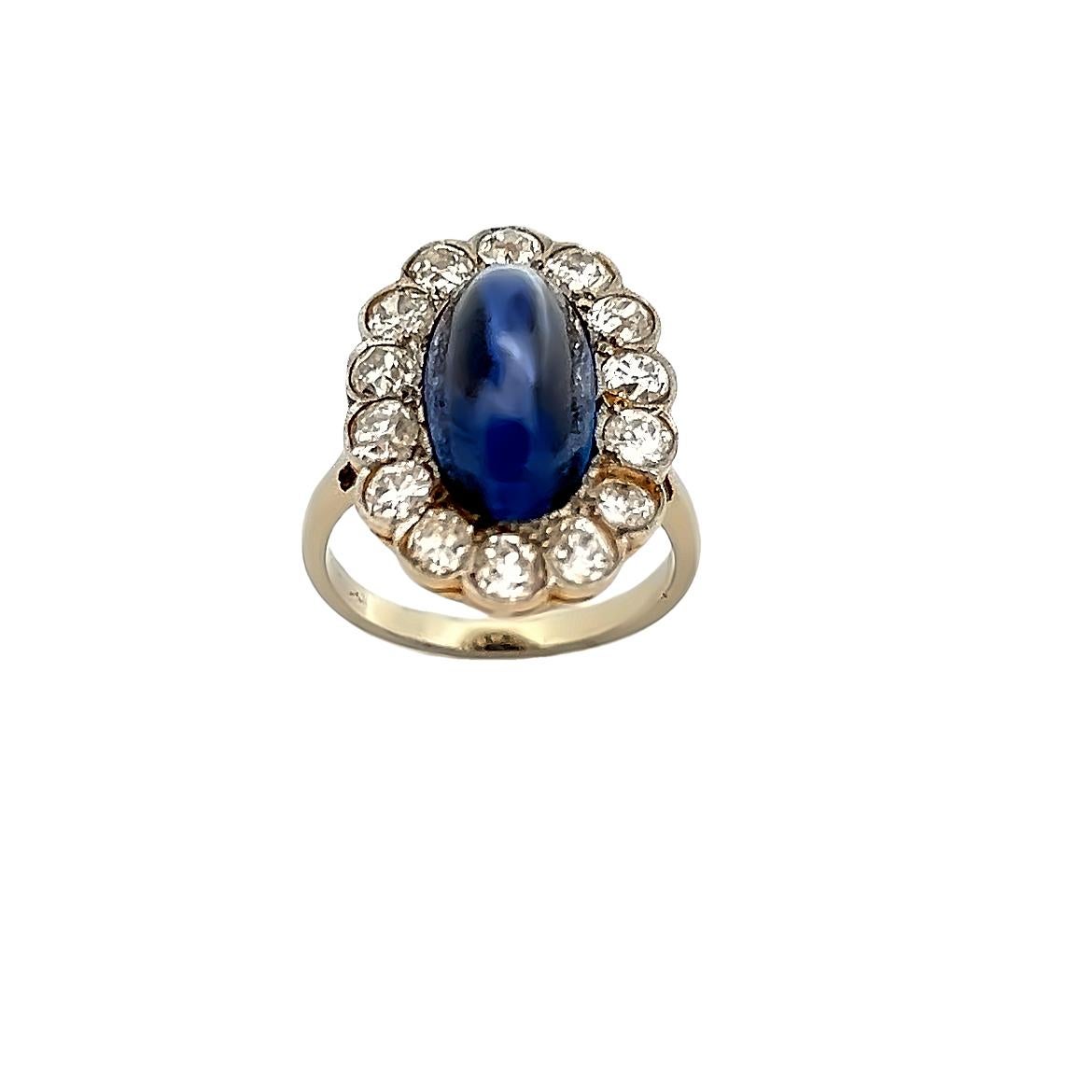 Anello con zaffiro cabochon 

Anello con zaffiro cabochon e 14 diamanti taglio rotondo. 

Accompagnato da un certificato AGL che attesta l'origine dello zaffiro a Ceylon. 

Peso approssimativo dello zaffiro: 7,89 carati
Peso approssimativo dei