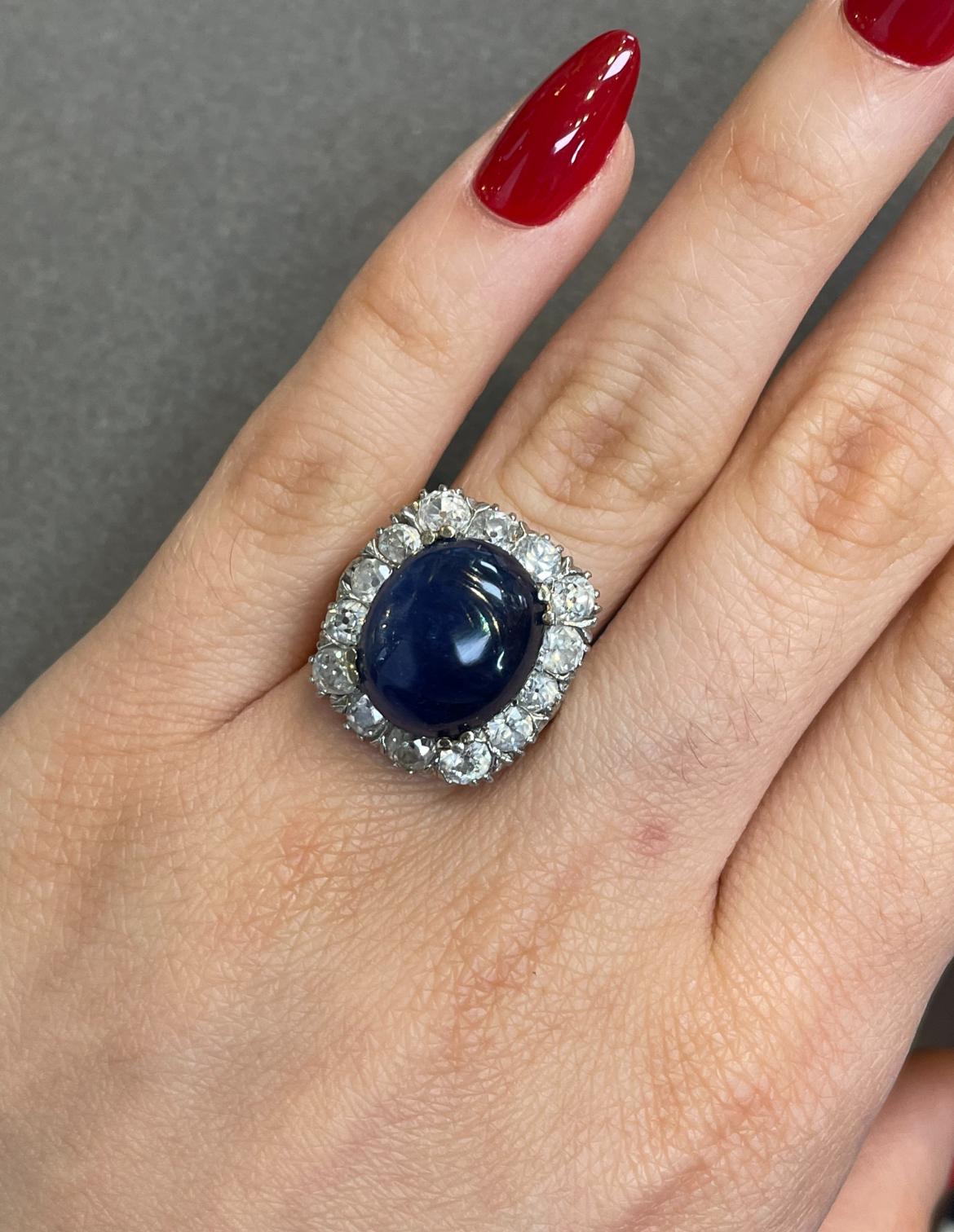 Anello con zaffiro e diamante cabochon 

Anello con zaffiro cabochon e diamante di vecchia data incastonato a raggiera

Indossato al Met Gala del 2025
Peso approssimativo dello zaffiro: 12.93 carati 
Misura dell'anello: 5.75
Ridimensionamento