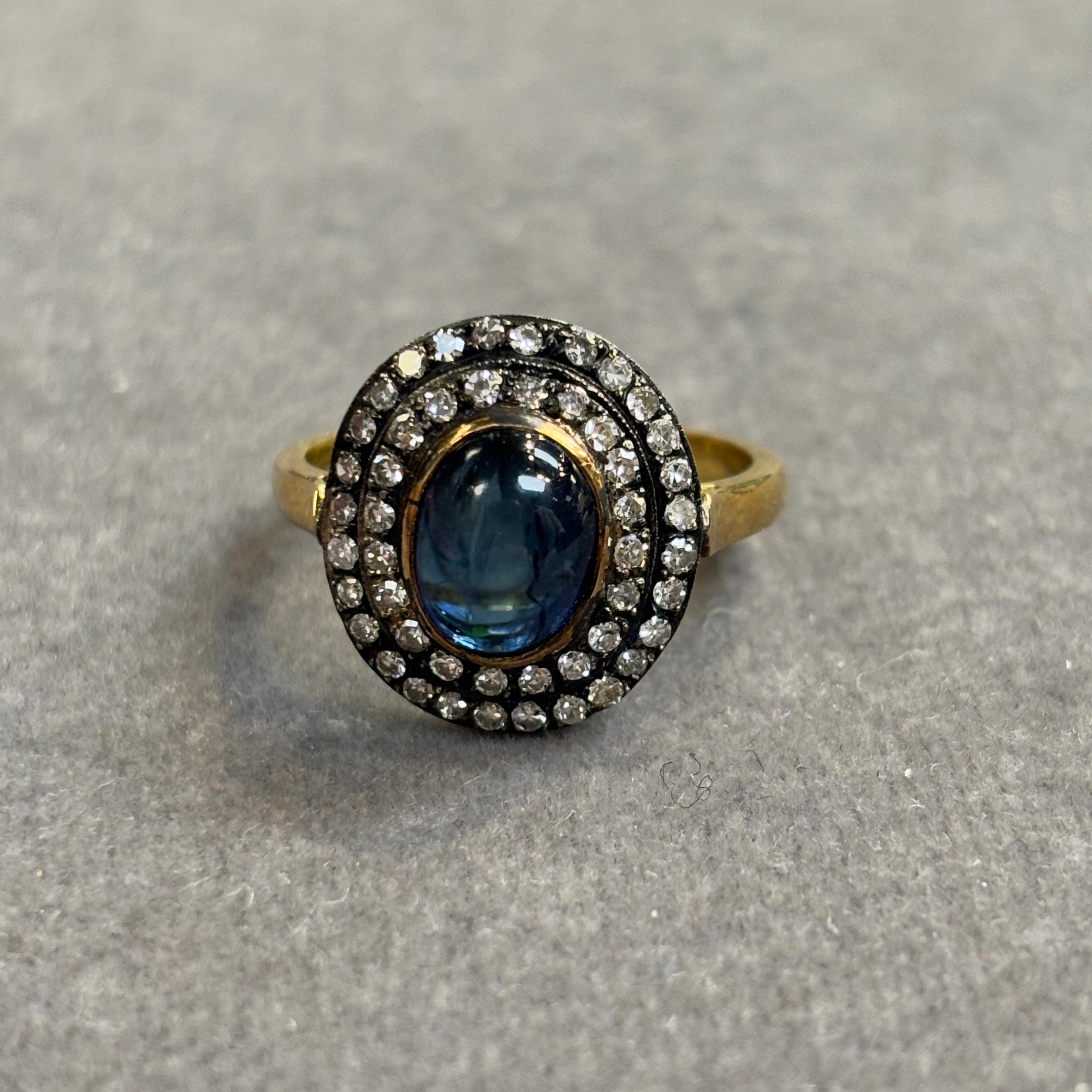 Donna Anello con zaffiro e diamante cabochon in vendita