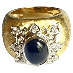 18 Karat Weißgold 1,5 Karat Cabochon Saphir und Diamant Strukturierter Bombé Ring