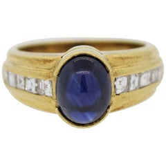 Anello in oro con zaffiro cabochon e diamante