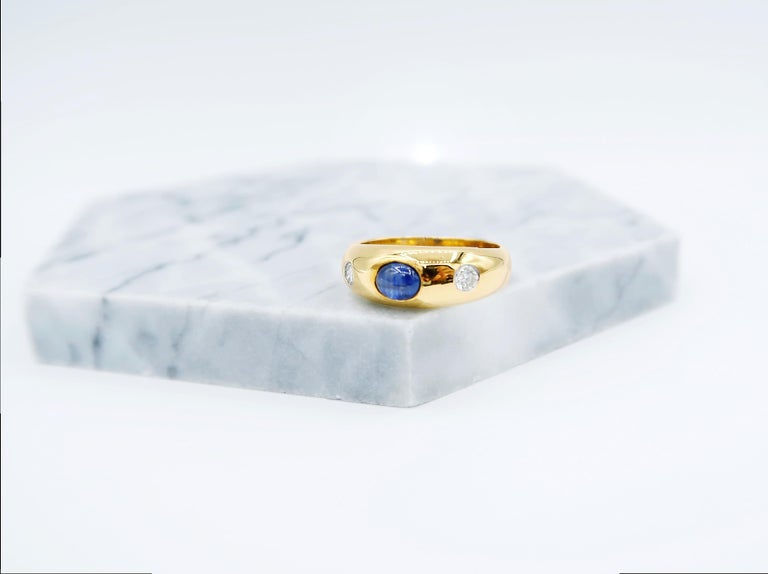 Cabochon Sapphire Diamond Three-Stone 18K Yellow Gold Ring In New Condition For Sale In Bangkok, TH