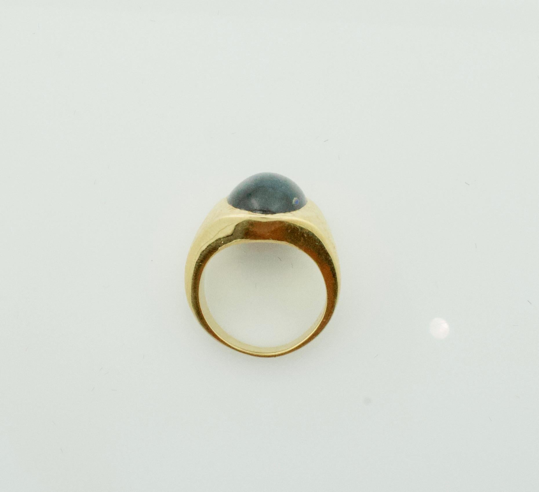Cabochon Sapphire Pinky Ring with Bark Finish in Yellow Gold In Excellent Condition For Sale In Wailea, HI