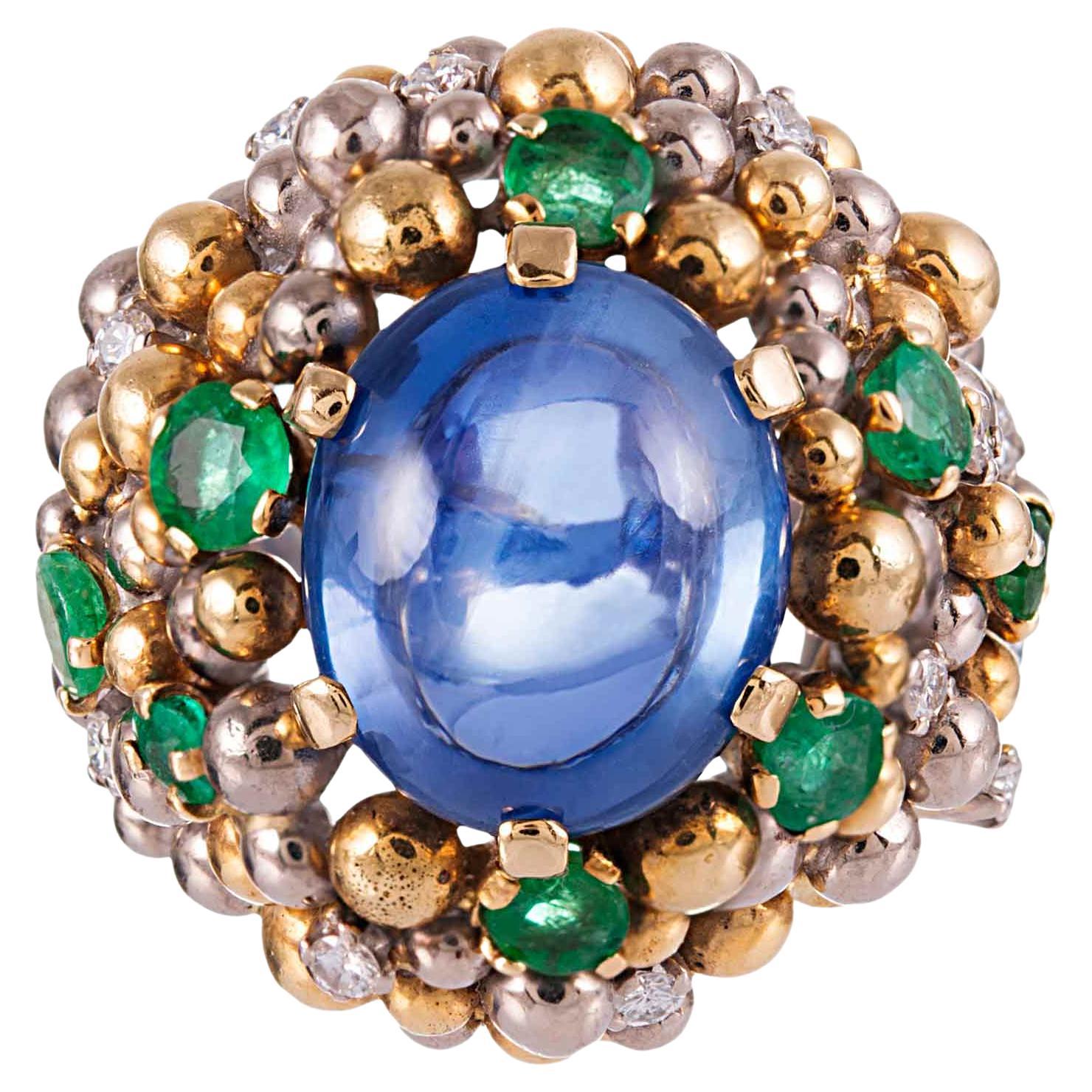 Cabochon-Saphirring mit Diamant- und Smaragd-Akzenten