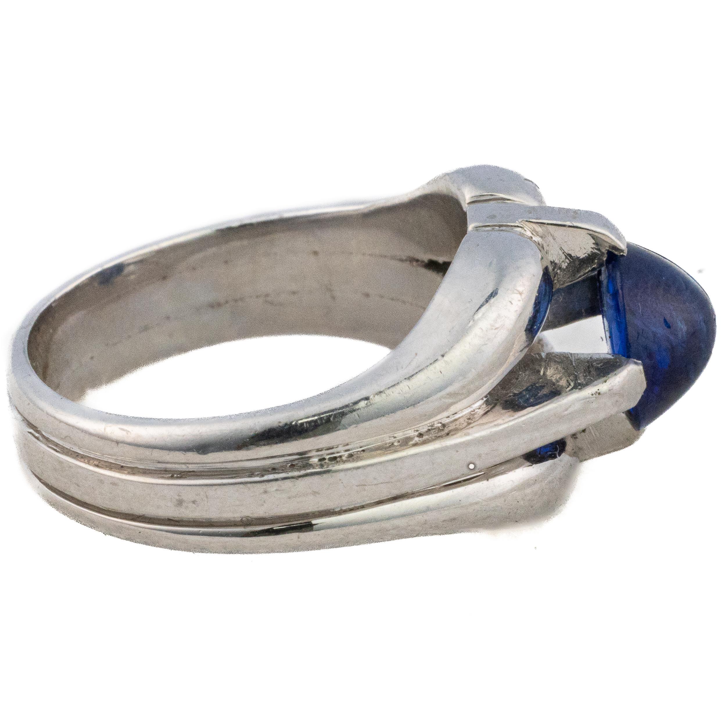 Cabochon Saphir Solitaire Ring

Beschreibung:
Ein kühnes und doch raffiniertes Design: Dieser Ring ist mit einem tiefblauen Cabochon-Saphir in 14 Karat Weißgold gefasst. Der glatte Cabochon-Schliff unterstreicht den natürlichen Farbreichtum des