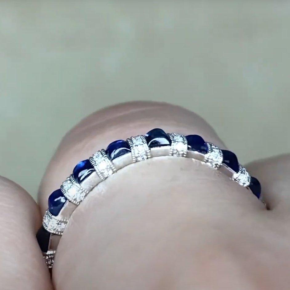 Pan di zucchero Fascia alternata di zaffiri cabochon e diamanti (circa 1,10 carati), platino in vendita