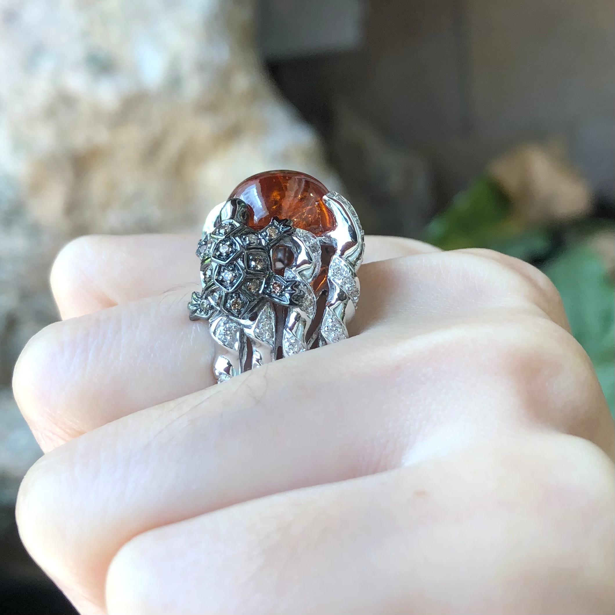 Anello con spessartite cabochon, tsavorite e diamante marrone in oro bianco 18 carati In condizioni Nuovo in vendita a Bangkok, TH