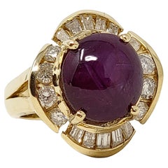 Bague cocktail en or jaune 14 carats, rubis cabochon étoilé et halo de diamants ronds