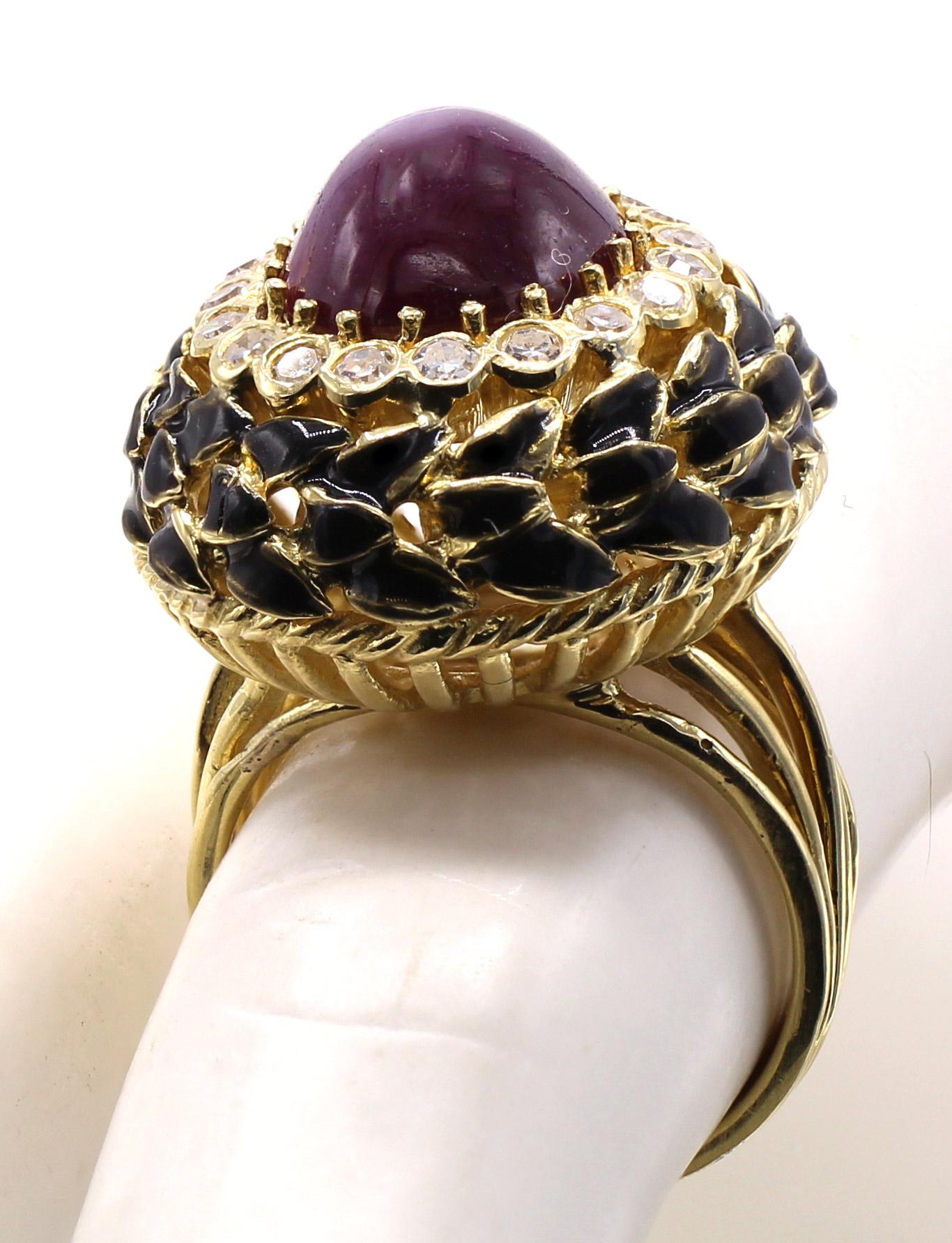 Cabochon Star Ruby Diamond Enamel 1980s La Triomphe Ring In Good Condition For Sale In New York, NY