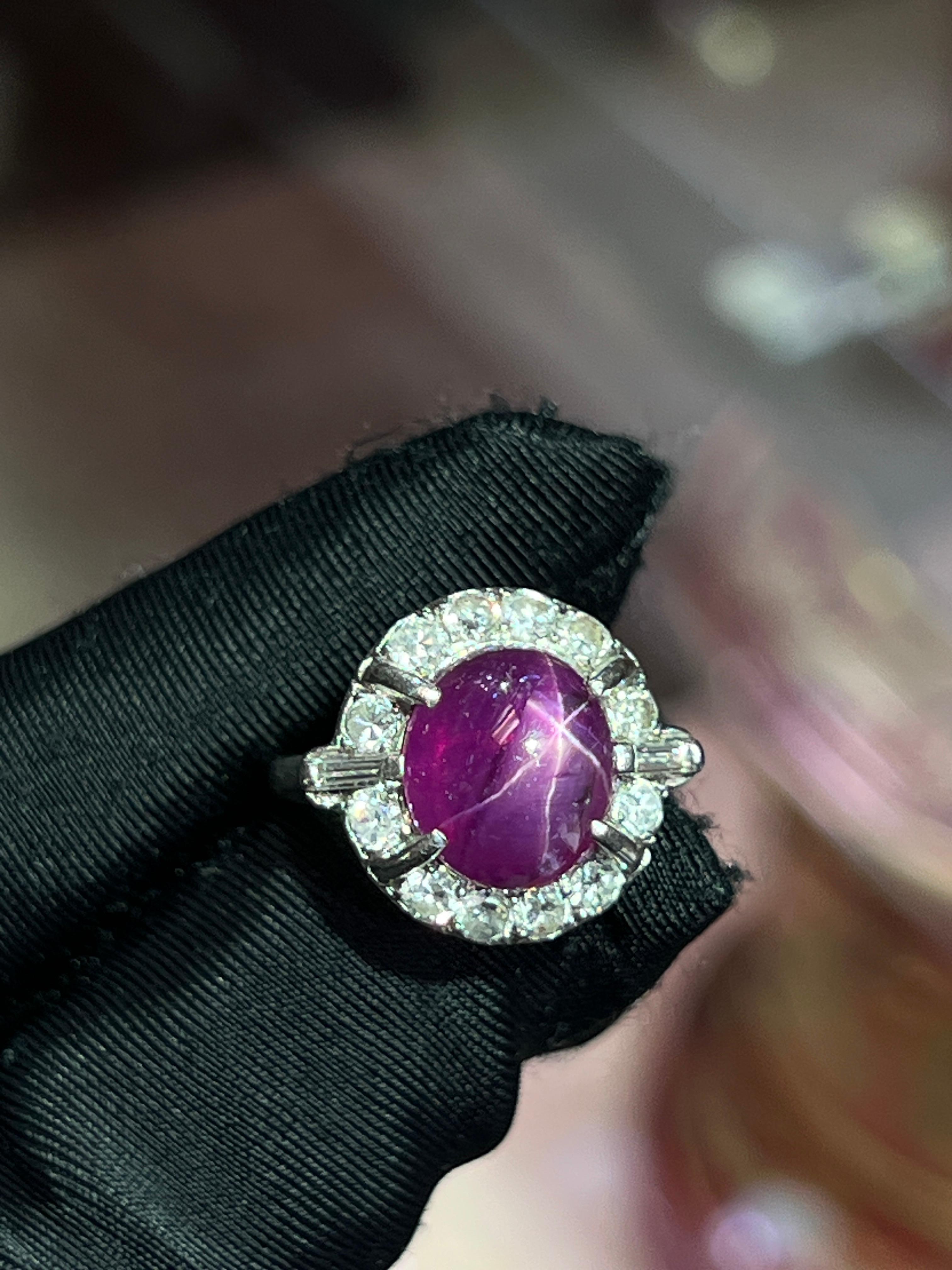 Anillo Rubí Estrella Cabujón

Anillo con un rubí estrella central rodeado de 12 diamantes talla redonda y 2 baguettes.

Peso aproximado del rubí: 9,40 quilates
Peso aproximado del diamante: 1 quilate 
Tamaño del anillo: 5.5
Redimensionamiento