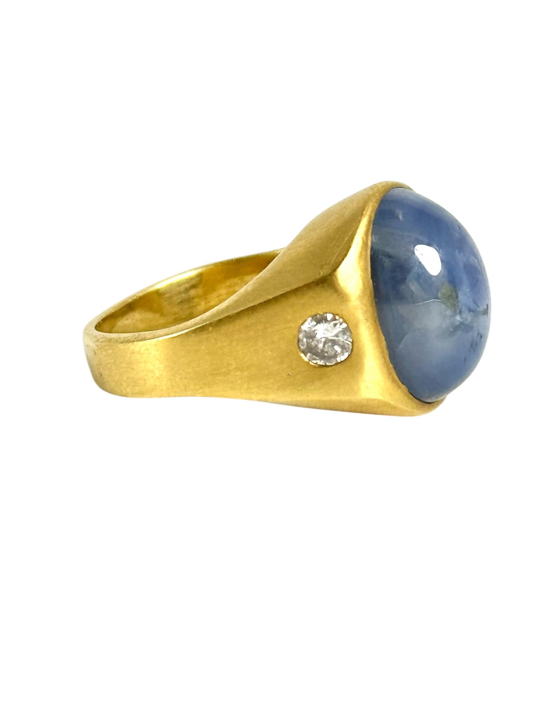 18K Yellow Gold Cabochon Star Sapphire and Diamond Ring In Excellent Condition For Sale In Great Neck Plaza, NY