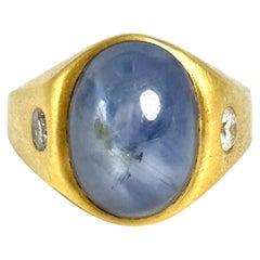 Anillo de oro amarillo de 18 quilates con zafiro estrella cabujón y diamantes