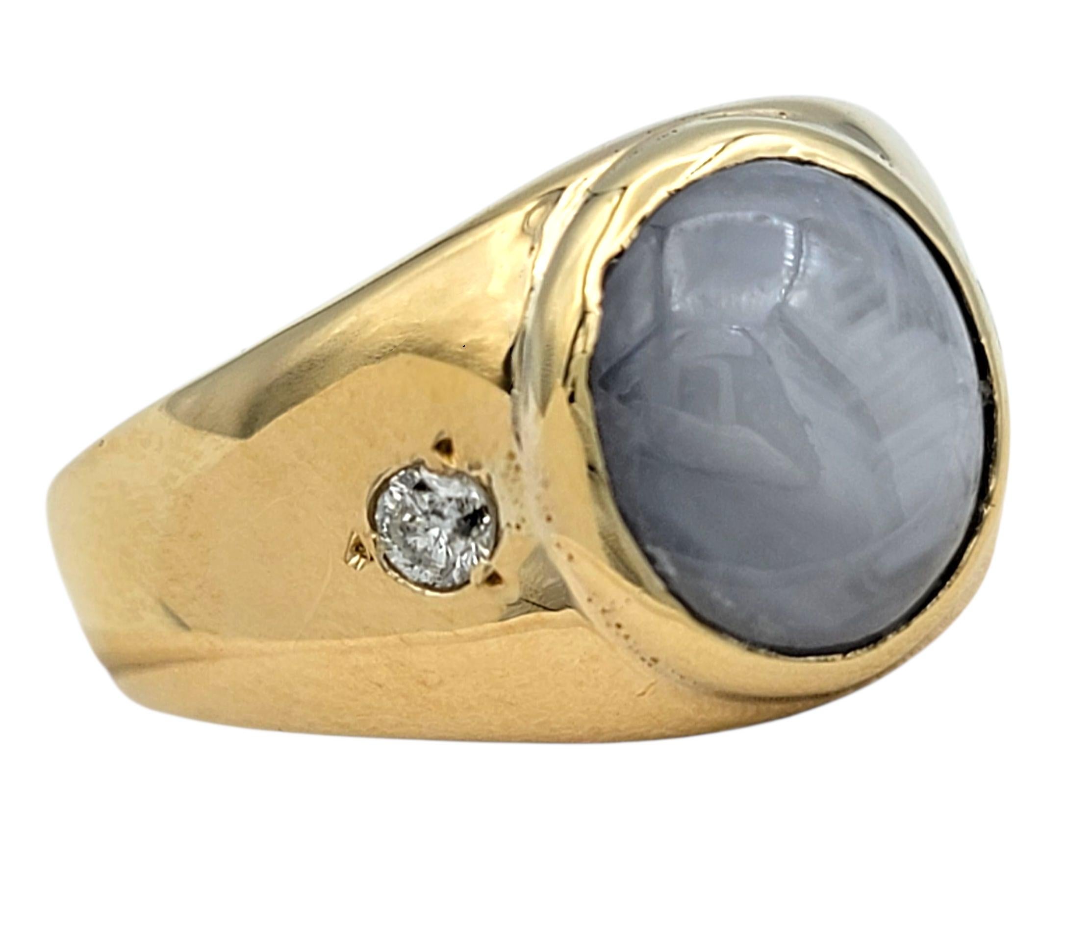 Cette bague captivante est ornée d'un saphir étoilé qui brille d'un éclat céleste, irradiant de doux rayons de lumière qui semblent danser sur sa surface lisse. La teinte bleu argenté du saphir évoque la sérénité d'un ciel crépusculaire, tandis que