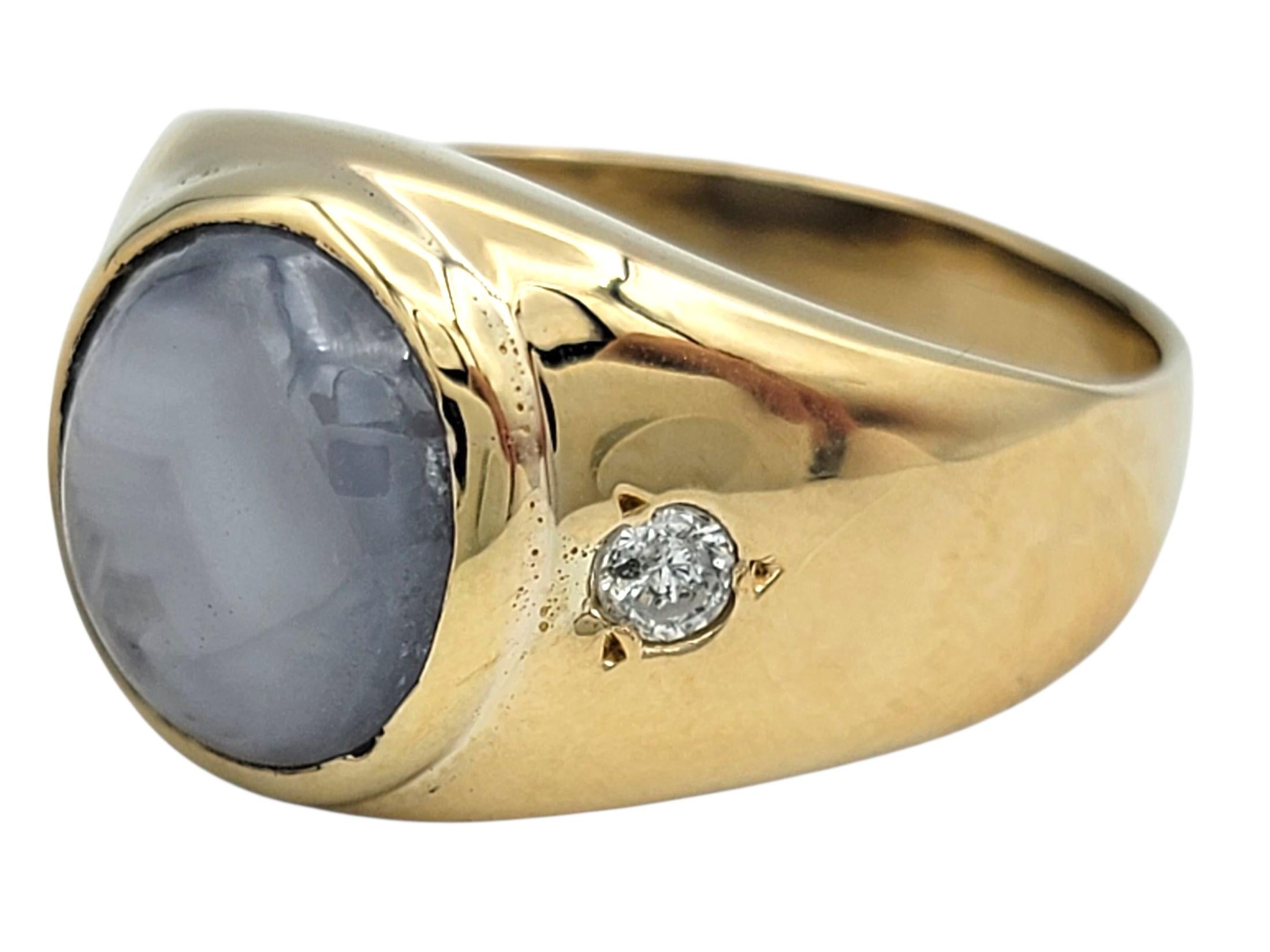 Taille cabochon Bague à large bande en saphir étoilé cabochon avec diamants en or jaune 12 carats en vente