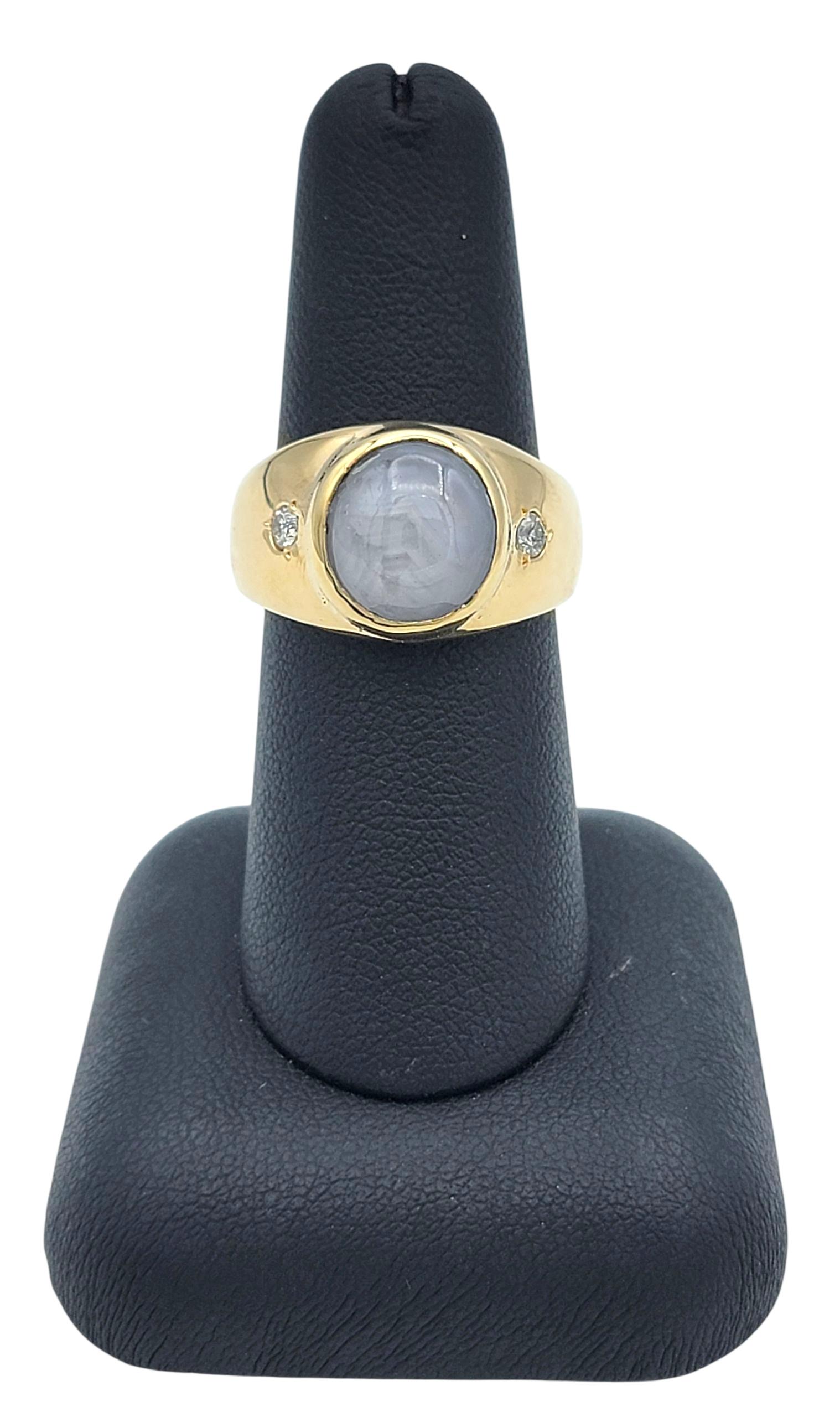 Bague à large bande en saphir étoilé cabochon avec diamants en or jaune 12 carats en vente 2