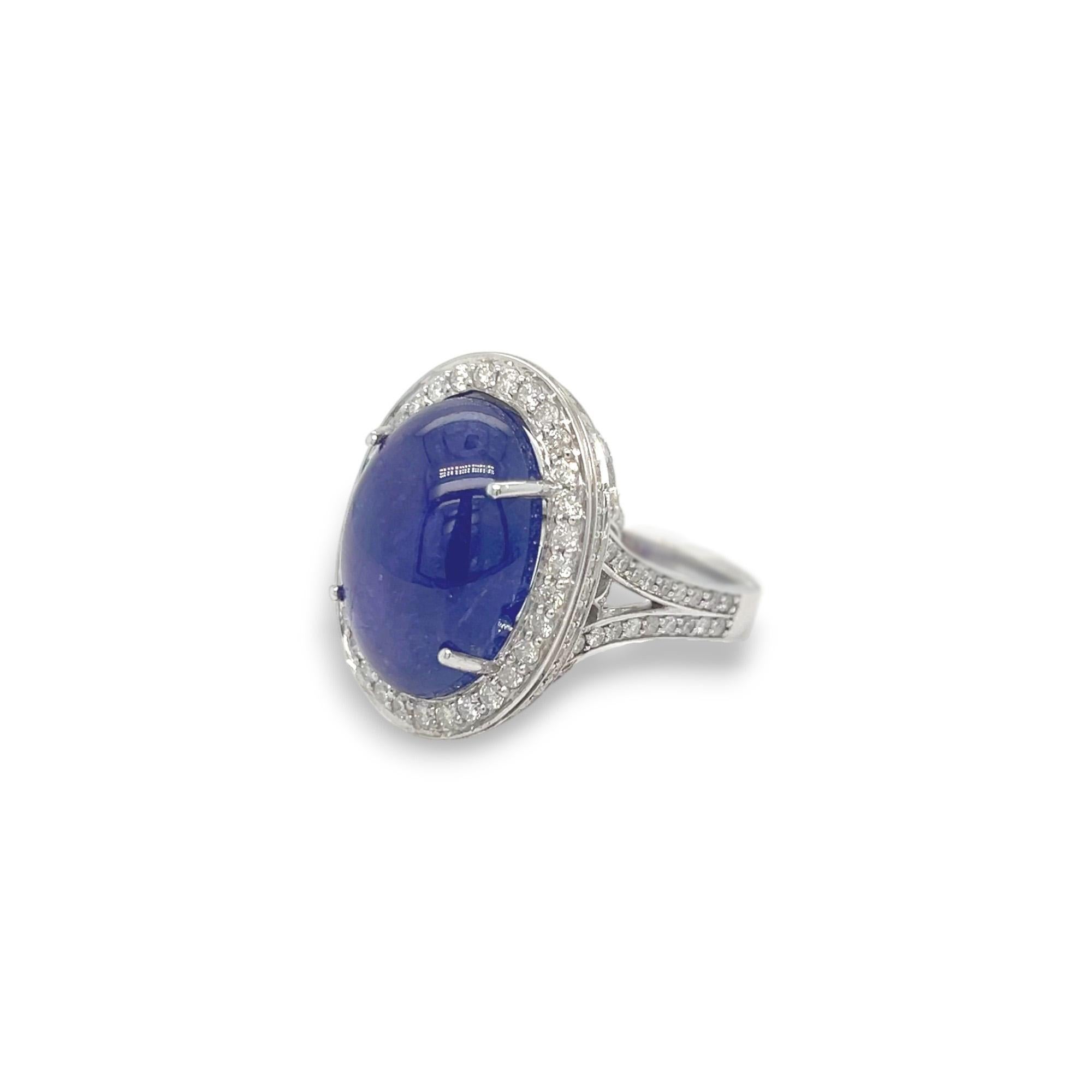 Este anillo tiene como piedra central un cabujón de tanzanita de 20,55 quilates, acentuado con un total de 1,78 quilates de diamantes. Engarzado en oro blanco de 14 quilates. El anillo se puede tallar en el momento de la compra.