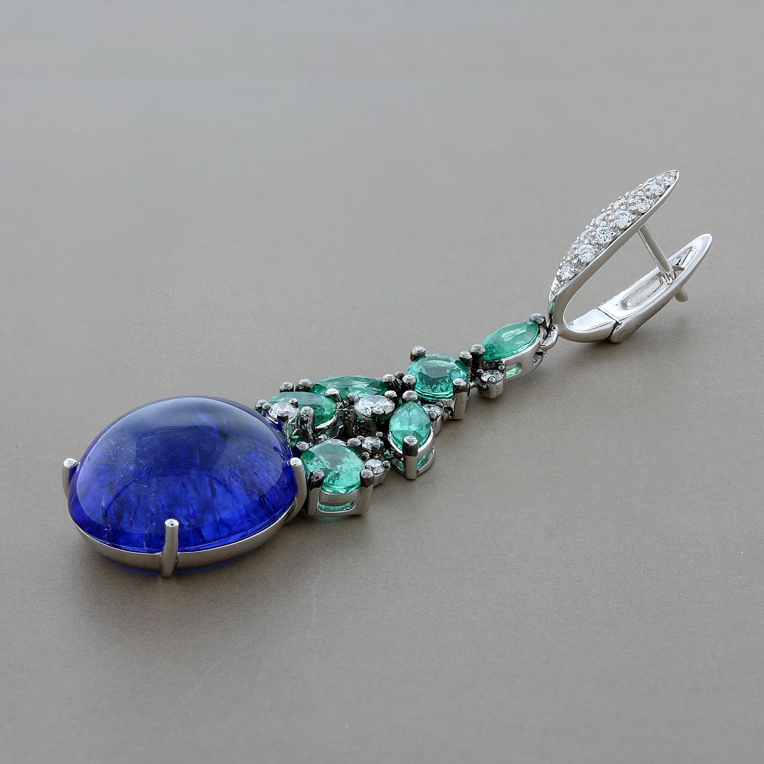 Questo affascinante paio di orecchini presenta 26,14 carati di tanzaniti ovali cabochon alla fine di una magnifica goccia di 5,16 carati di smeraldi e 2,14 carati di diamanti.  Il tutto incastonato in oro bianco 18 carati.

Lunghezza dell'orecchino: