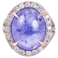 Bague en tanzanite cabochon avec halo de diamants